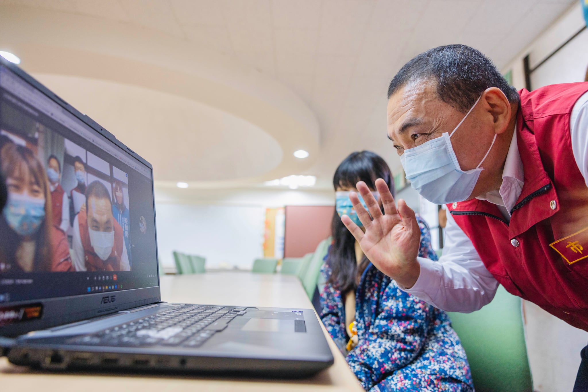 新北市長侯友宜一早就赴頂溪國小，關心莫德納兒童疫苗接種啟動作業。（翻攝自侯友宜臉書）