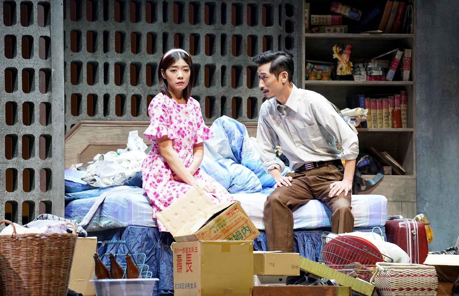 林雨宣（左）與陳竹昇在《人間條件七─我是一片雲》裡扮演夫妻。（綠光劇團提供）