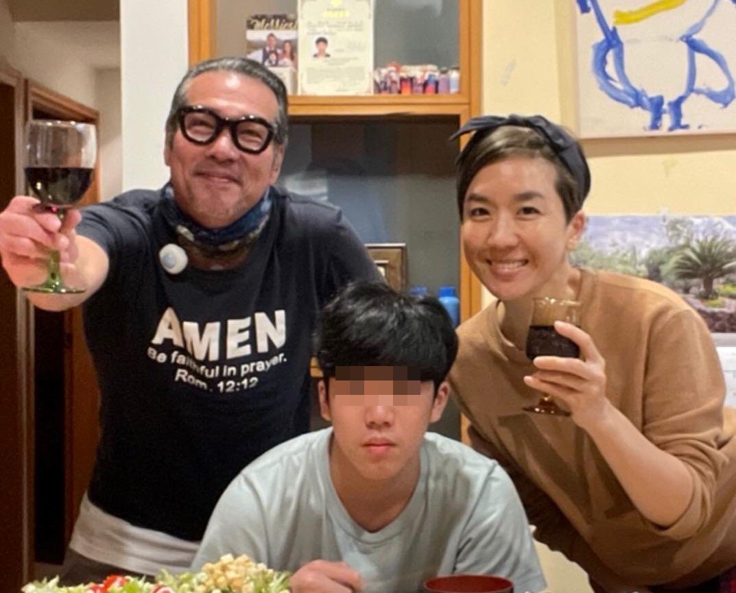 黃仲崑和老婆與兒子樂樂上月一起聚餐的甜蜜畫面。（翻攝臉書）
