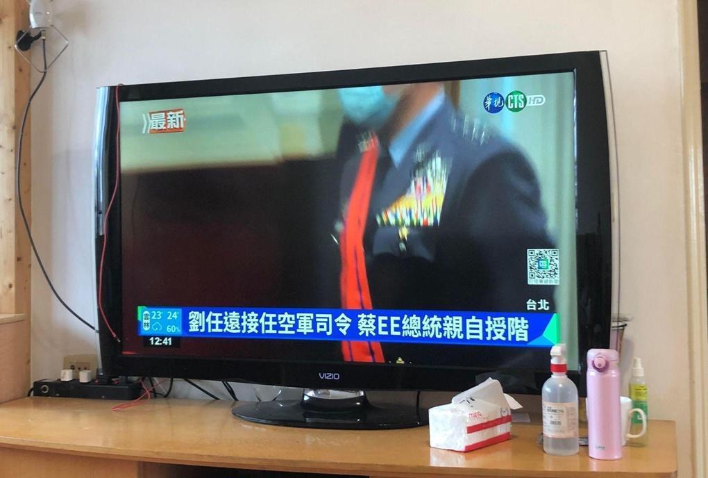 華視今（3）日午間新聞標題再將總統蔡英文姓名誤植成「蔡EE」被網友抓包。（翻攝自臉書「爆料公社」）
