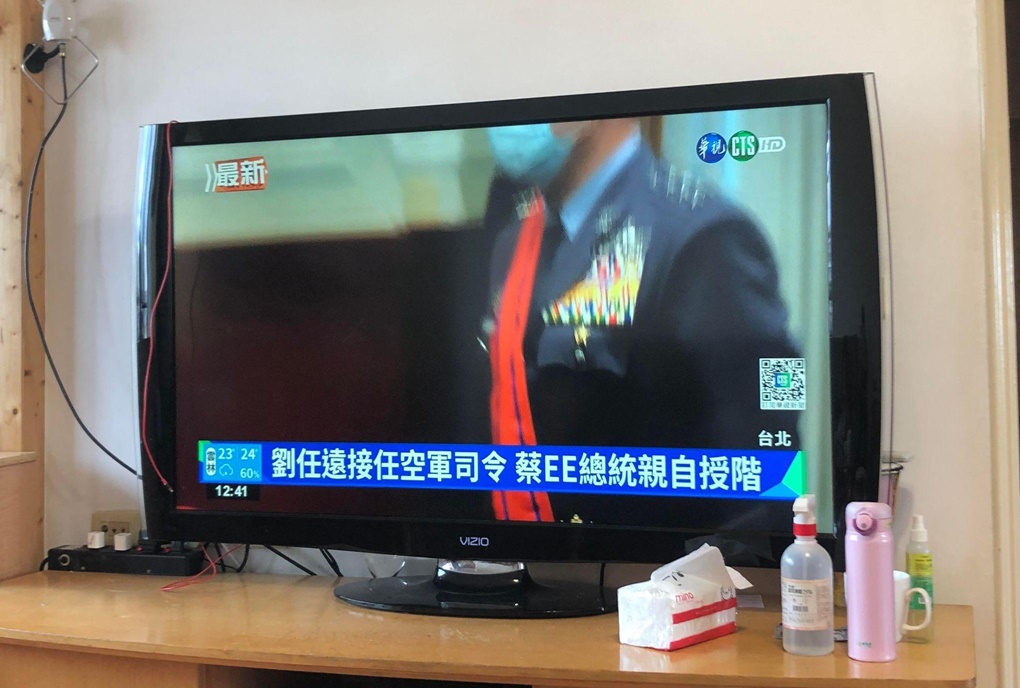 華視今（3）日午間新聞標題再將總統蔡英文姓名誤植成「蔡EE」被網友抓包。（翻攝自臉書「爆料公社」）