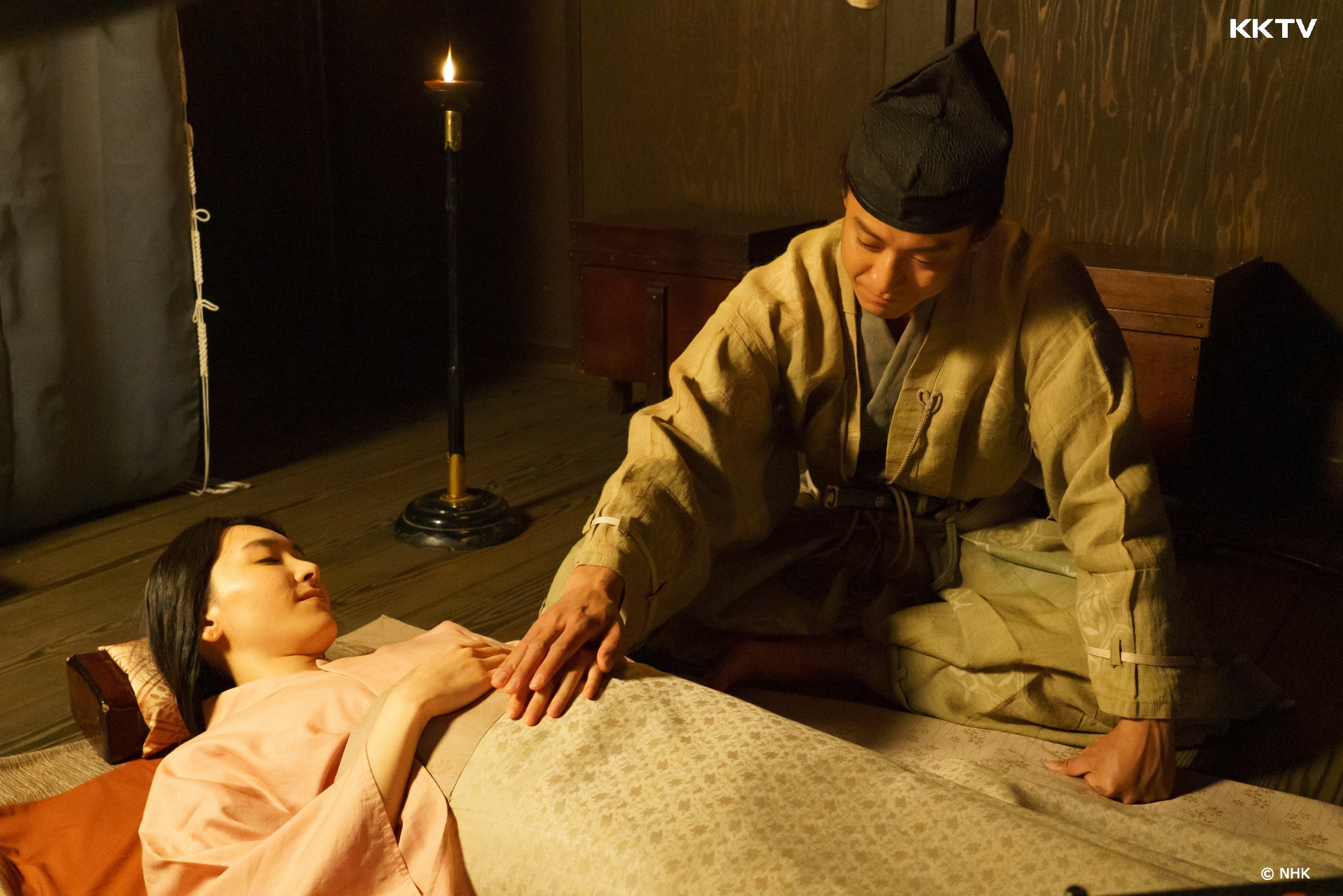 小栗旬與新垣結衣版的「鎌倉版月薪嬌妻」撒糖無極限。（KKTV提供）