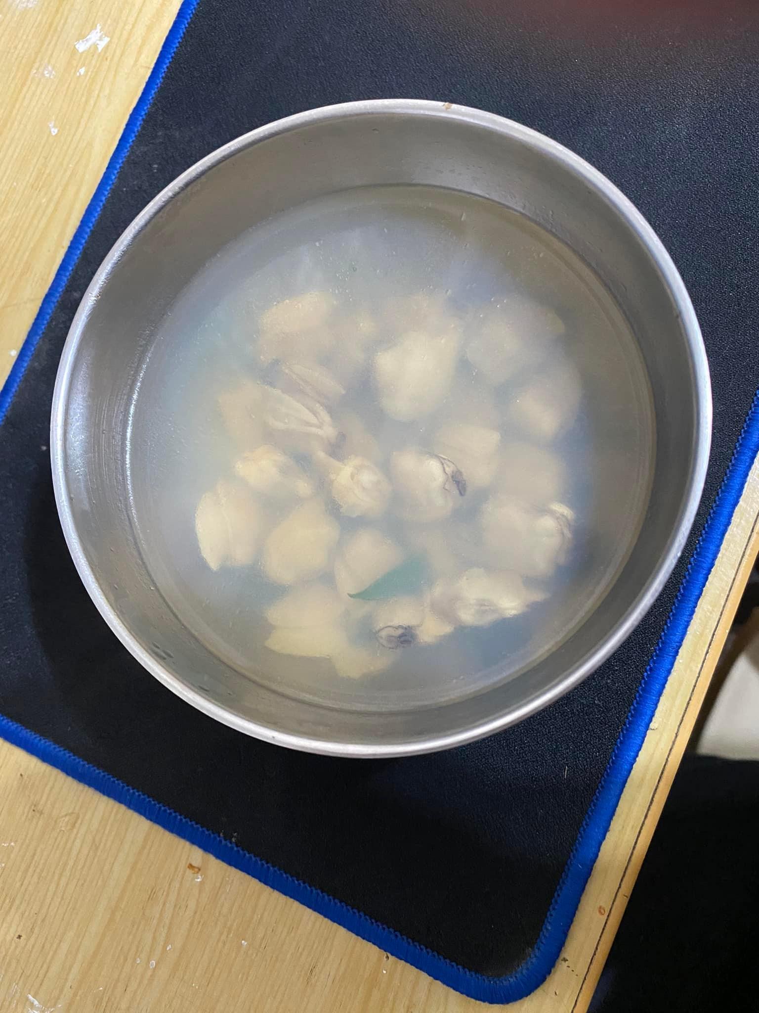 網友PO出一碗「去殼蛤蠣湯」，抱怨老婆自以為很貼心。（翻攝臉書社團：爆廢公社公開版）