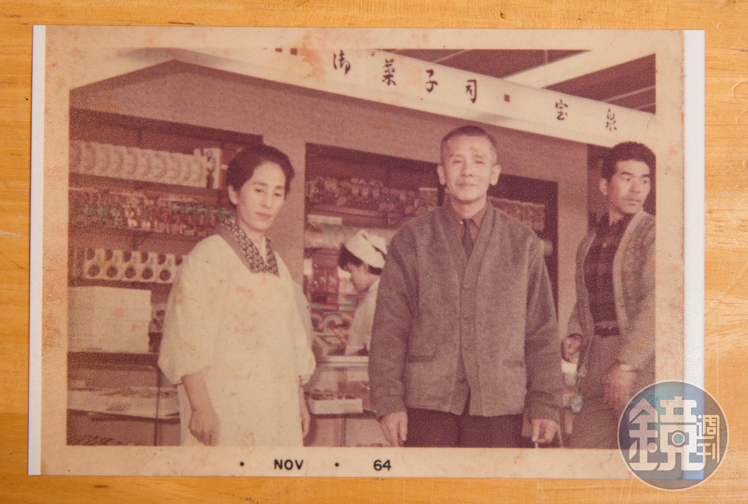 宝泉第二代陳金泉（中）與日本阿嬤（左）在日本宝泉製菓店前合影。（陳允宝泉提供）
