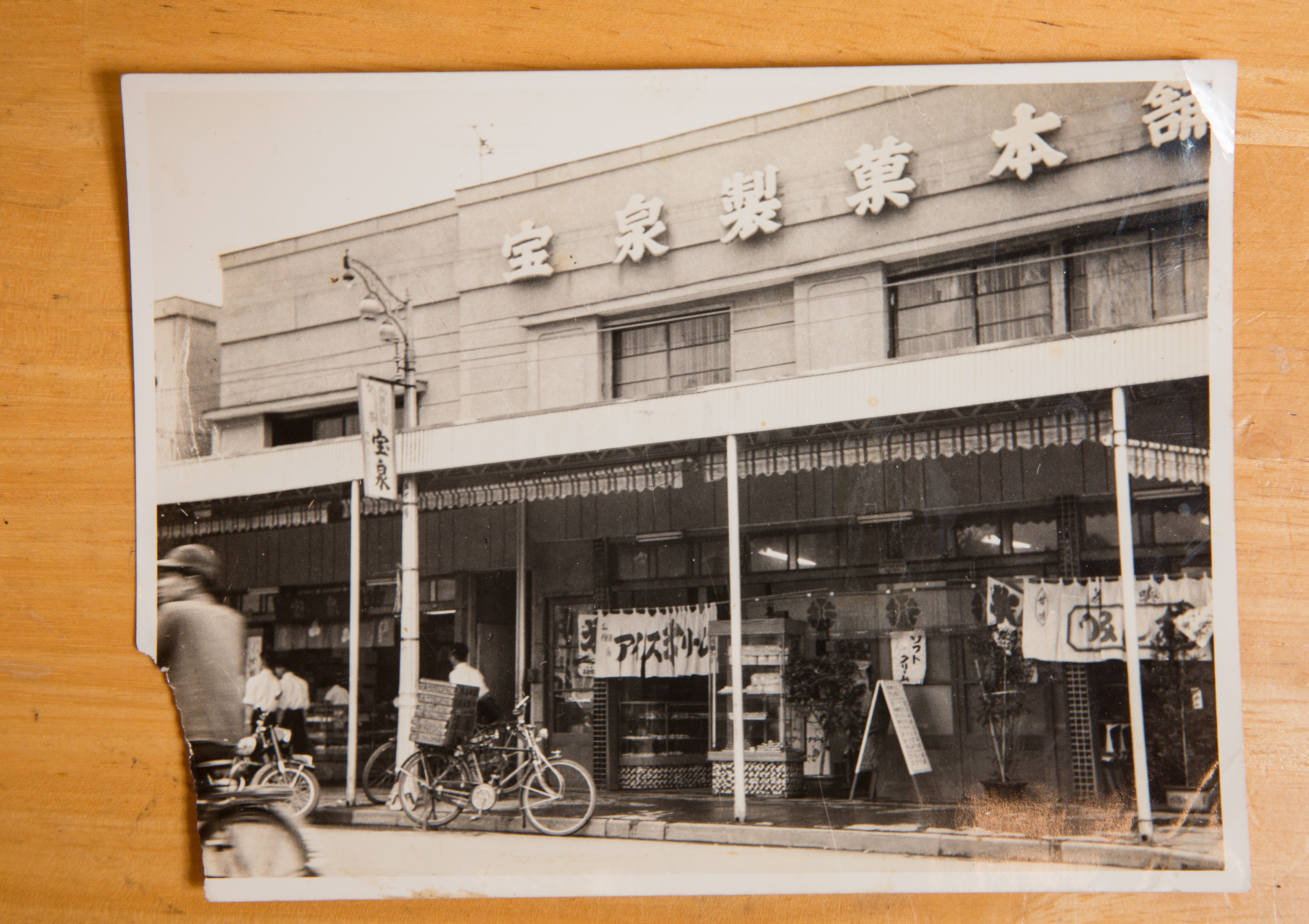 第二代陳金泉赴日開和菓子店四十多年，也讓陳允宝泉糕點擁有純正日本血統。（陳允宝泉提供）