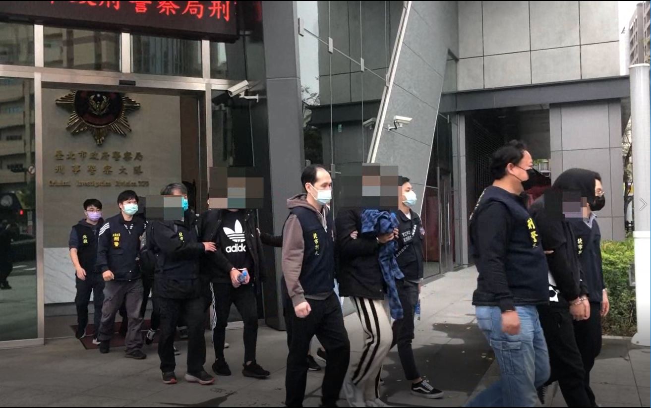 警方偵訊後將錢男等10人依詐欺等罪送辦。（翻攝畫面）