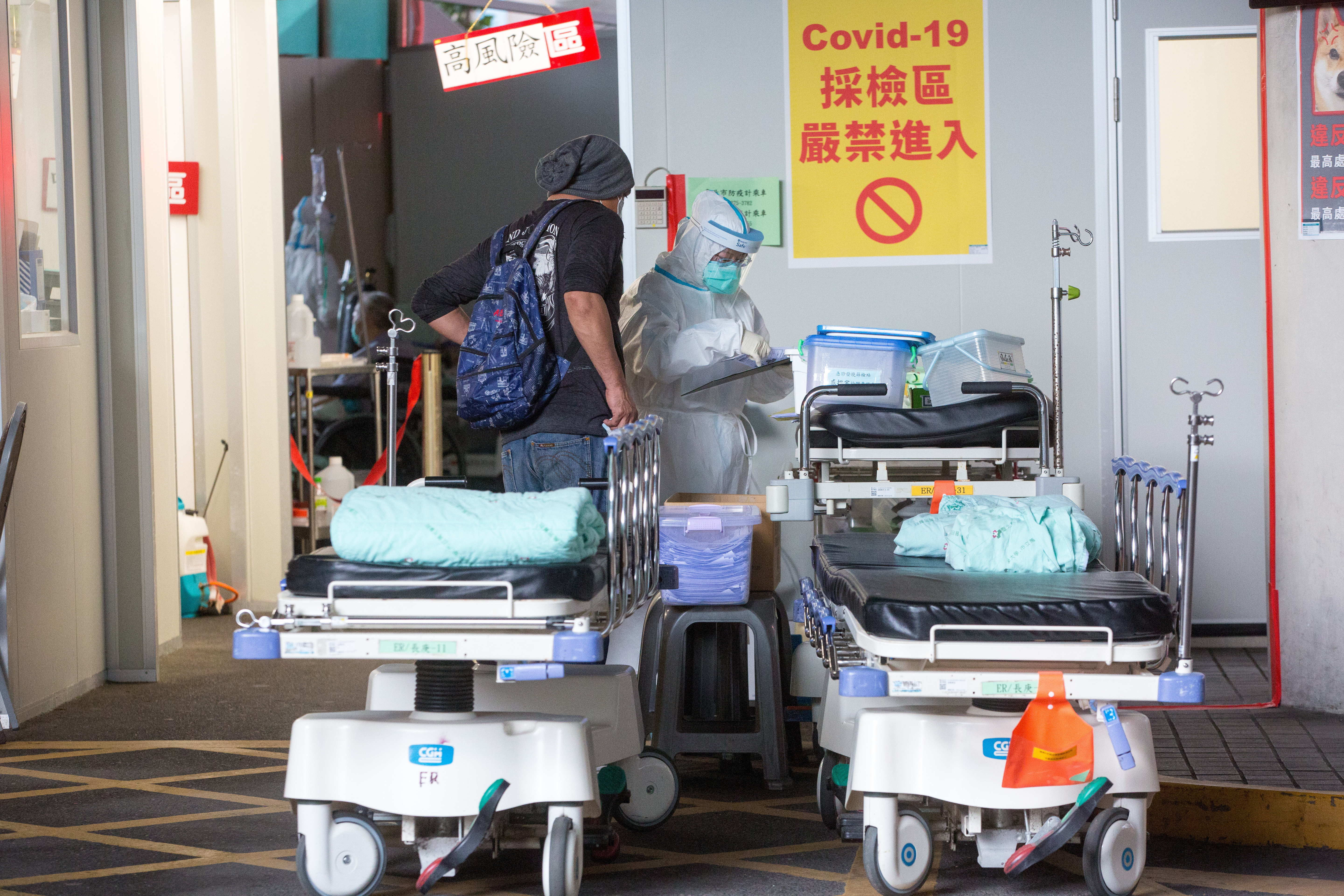 本土單日確診數持續突破新高，近期赴醫院急診PCR篩檢的人潮持續湧現。（示意圖，本刊資料照）