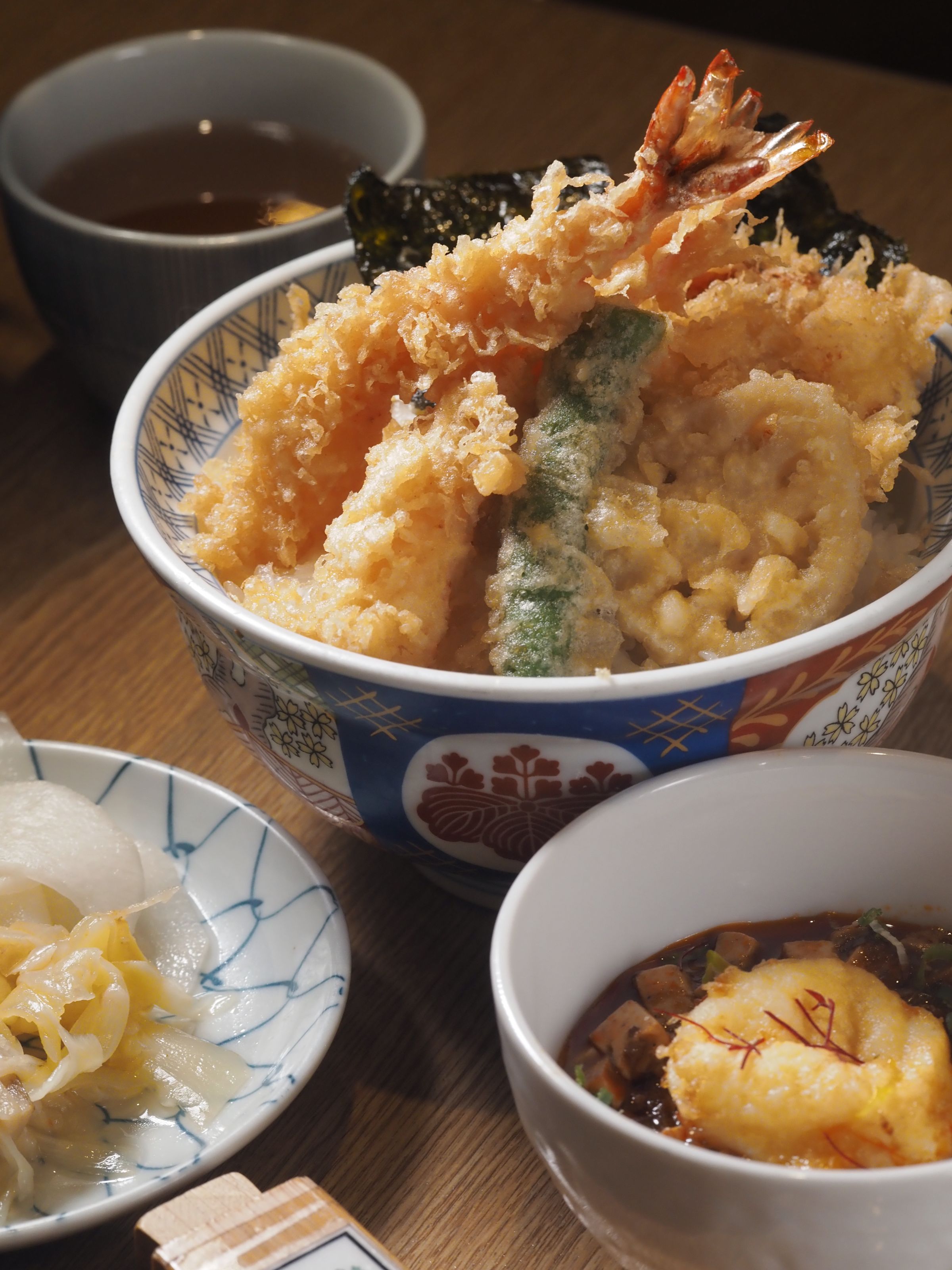 「麻婆天丼」可享受到天丼、麻婆丼、流心蛋的多層次吃法。（369元／套）