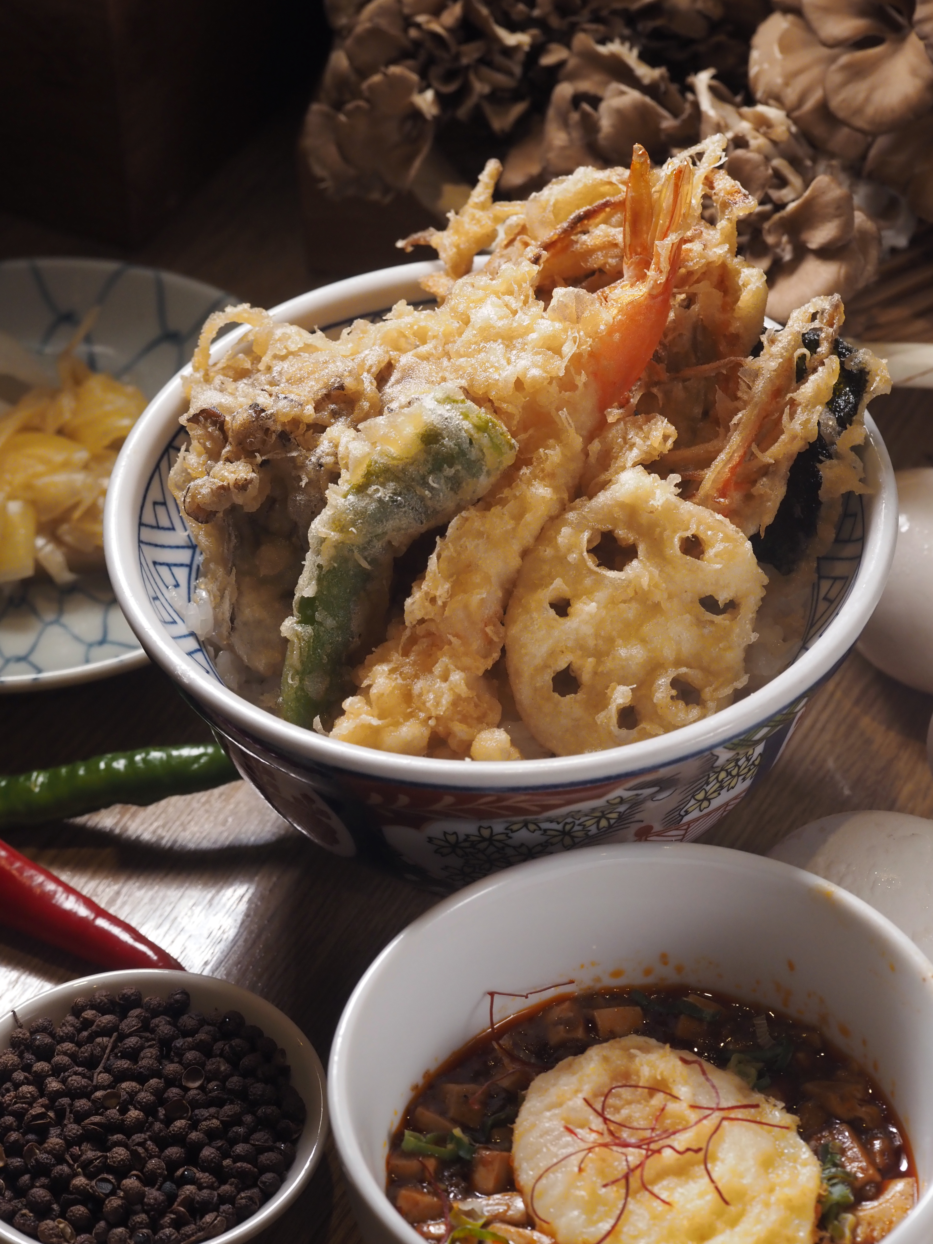 喜歡蔬菜的人，也可點「麻婆野菜天丼」，精選日本舞菇、鳳尾蝦、特製牛蒡蘿蔔野菜炸及多樣蔬菜當主角，照樣很有滿足感。（299元／套，限店販售）