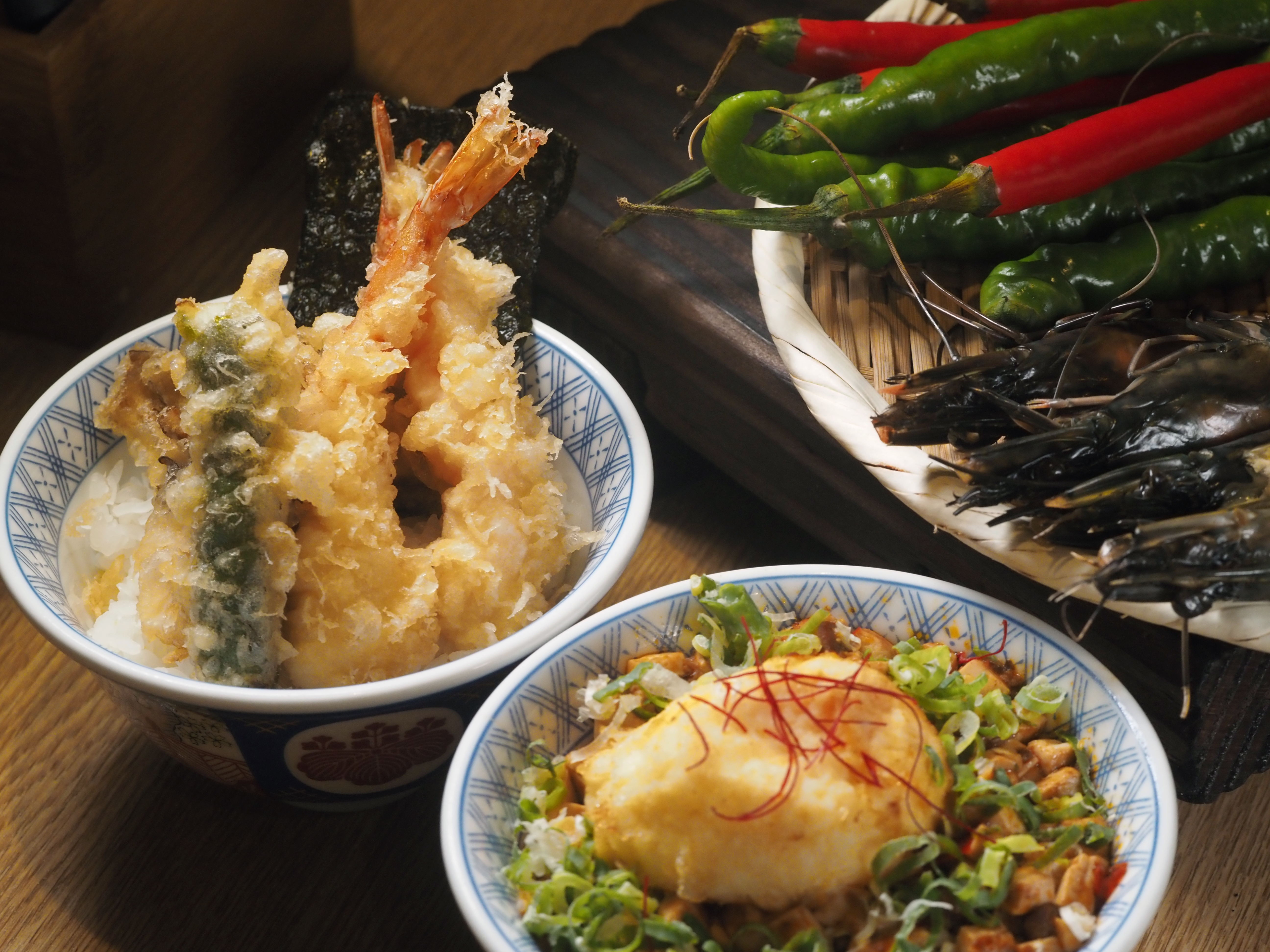 「麻婆雙饗丼」滿足一次想吃兩種口味，但又不想混在一起的複雜心理。（369元／套）