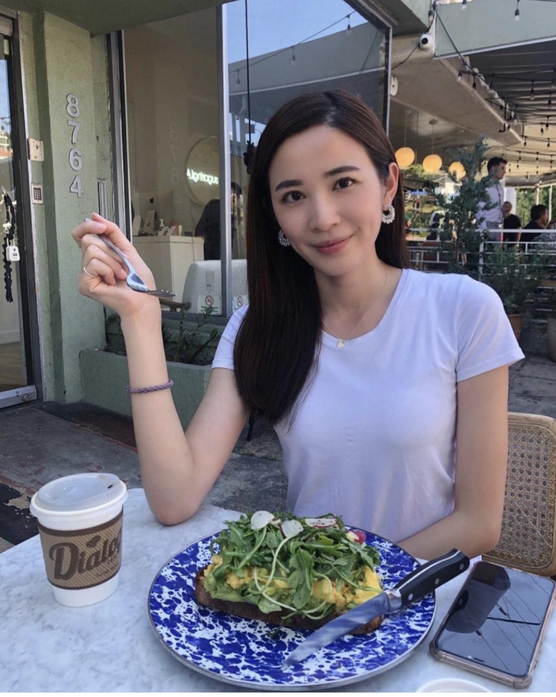 雖然近來華視新聞部頻頻出包,但不影響主播王乃伃專業的形象及高人氣。(翻攝王乃伃IG)