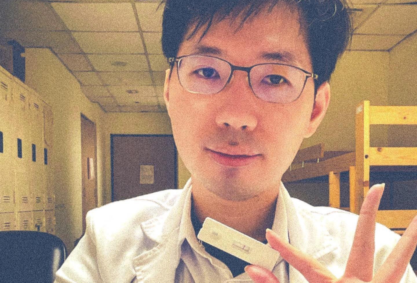 醫師姜冠宇剛剛突然po文表示，自己準備又要上專責病房戰場了，因為現在專責病房突然收到命令加開，臨時需要很多內科醫師打散支援。（翻攝自姜冠宇醫師臉書）