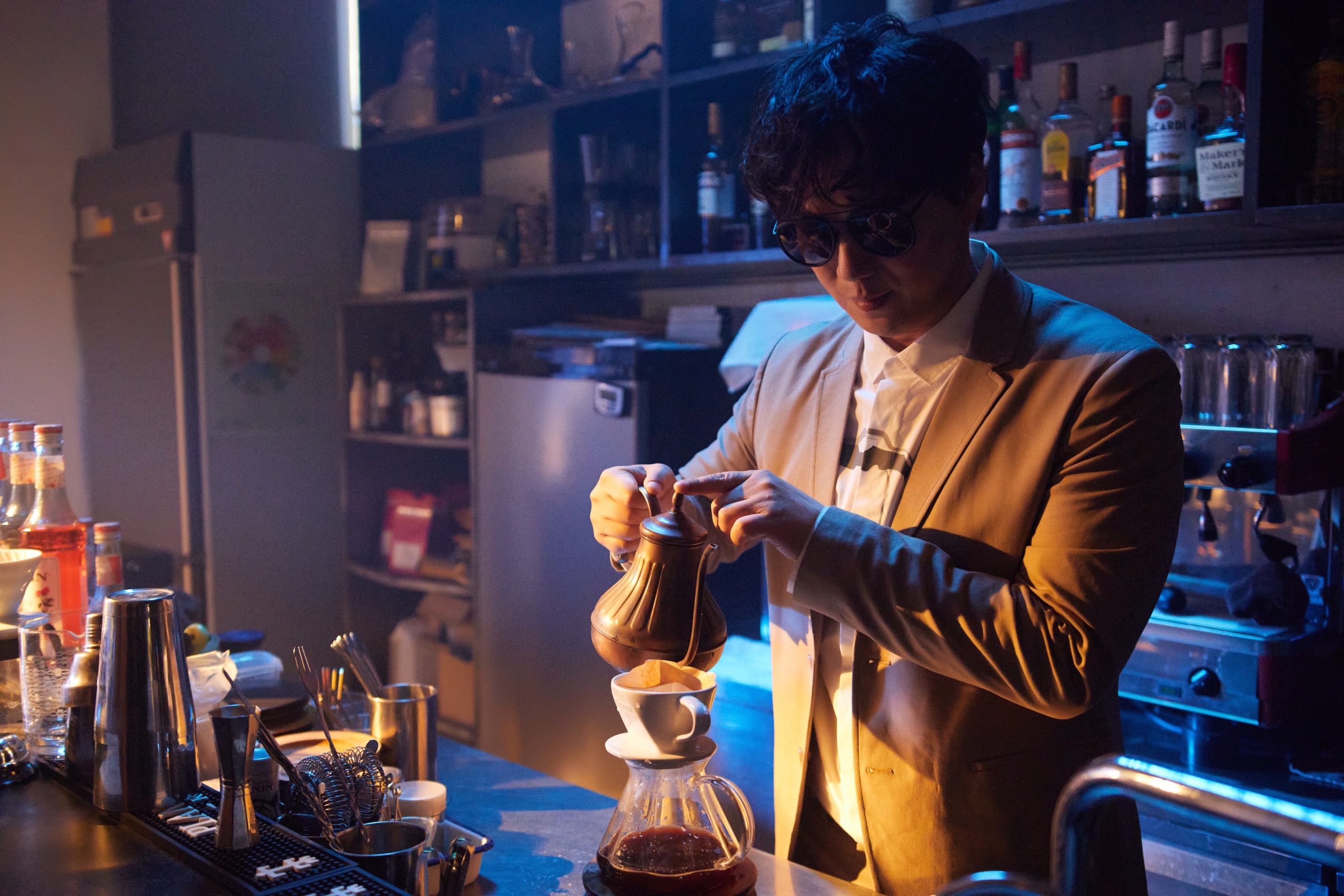 蕭煌奇在為拍MV手沖咖啡，當天練習了許多次。（環球唱片提供）