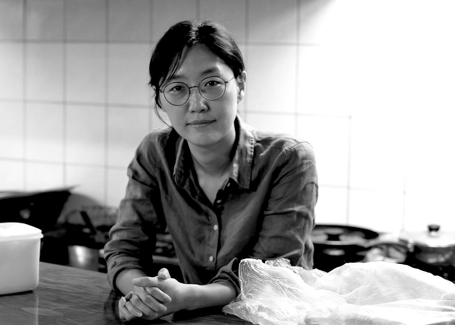 國際競賽評審金東鈴為南韓重要影像創作者，她自2004年起開始拍攝南韓美軍基地村，持續關切當地從事性工作的女性。（TIDF提供）