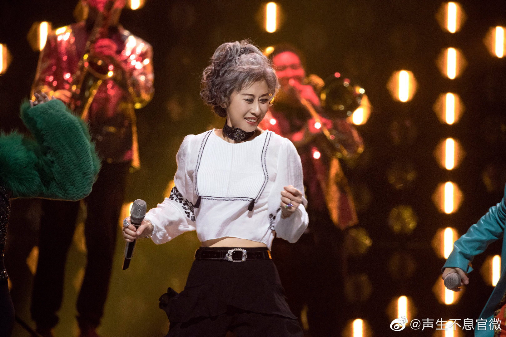 60歲的葉蒨文放大絕，載歌載舞國語老歌〈我要你的愛〉，功力不減當年。（翻攝自聲生不息微博）