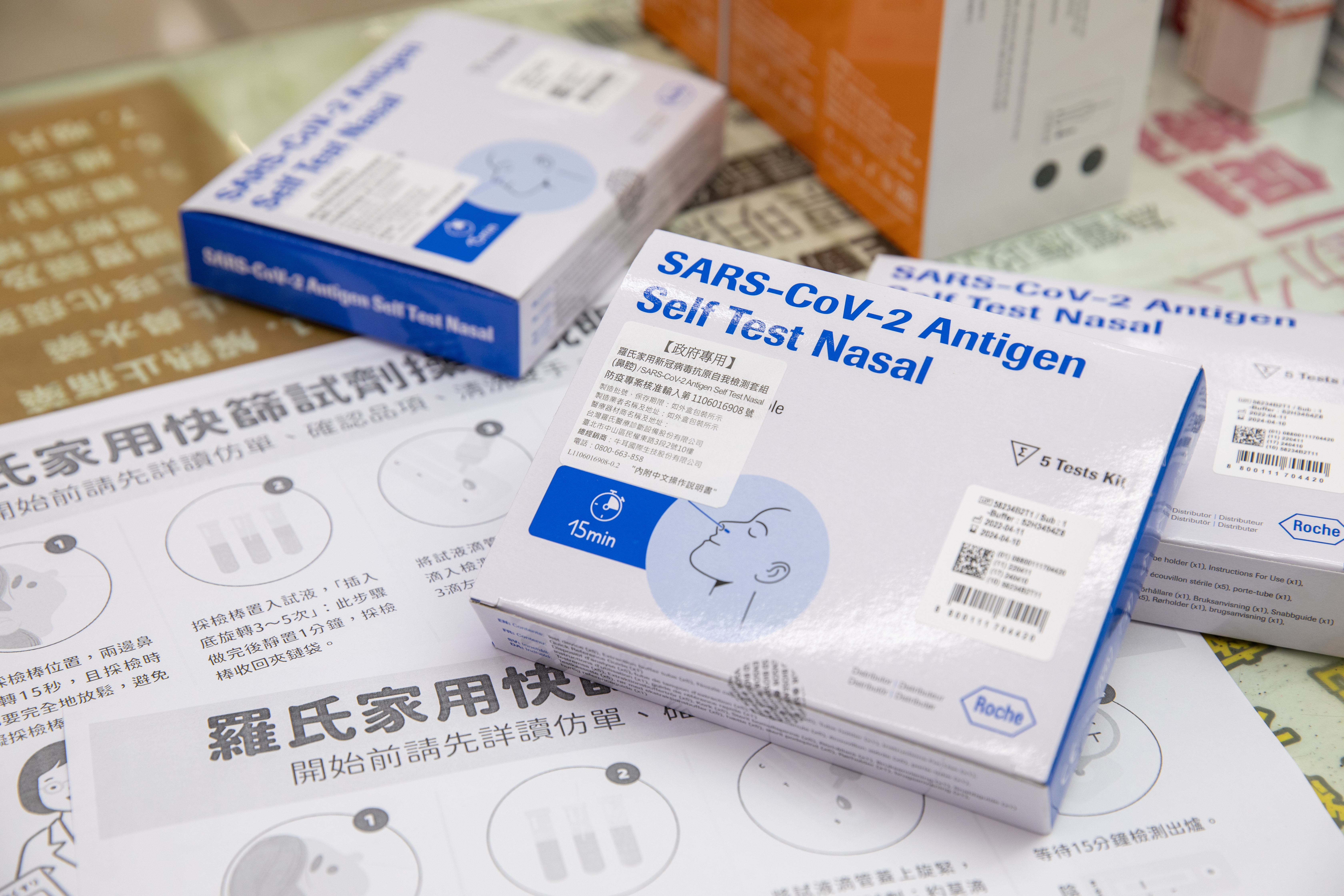 快篩實名制目前販售的為羅氏快篩試劑，台灣販售100元，較其他國家更便宜。