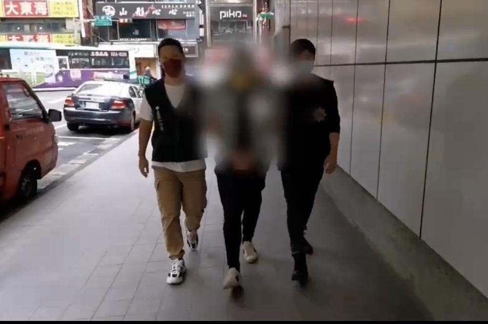 警方押解持刀砍人的嫌犯。（翻攝畫面）