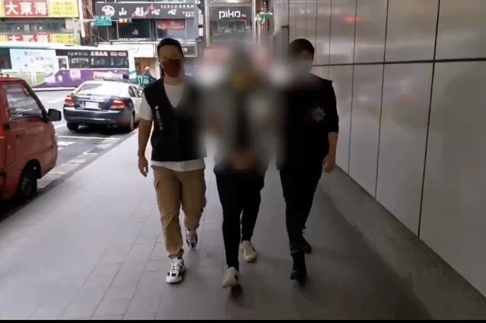 警方押解持刀砍人的嫌犯。（翻攝畫面）