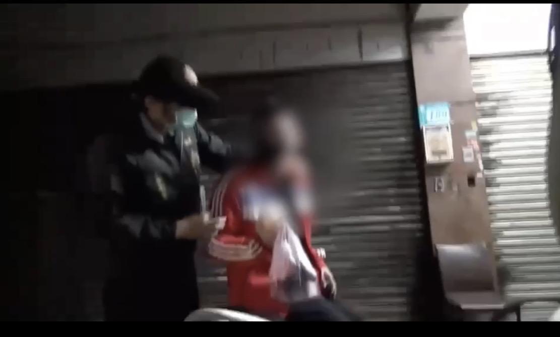 警方路上逮持刀嫌犯。（翻攝畫面）