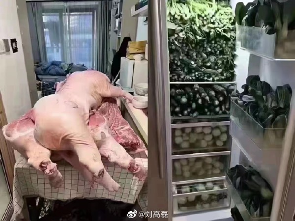 鄭州封城令生效前，不少民眾封搶物資把冰箱填滿，就怕上海悲劇重演。（翻攝自微博）