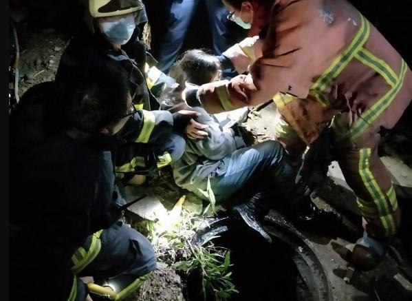 新北市新莊區一名23歲胡姓女子，不慎失足掉入近2公尺深的水溝內受困。（翻攝畫面）
