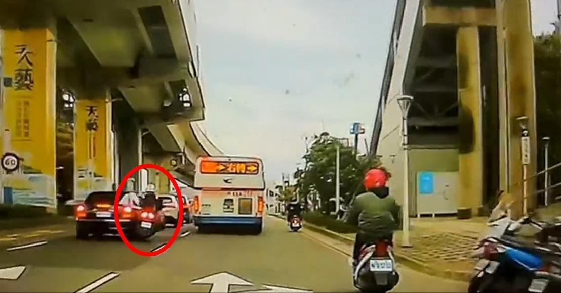 淡水一名男學生因超車不慎，一次「刷卡」擦撞3台汽車。（翻攝臉書社團「細說淡水」）