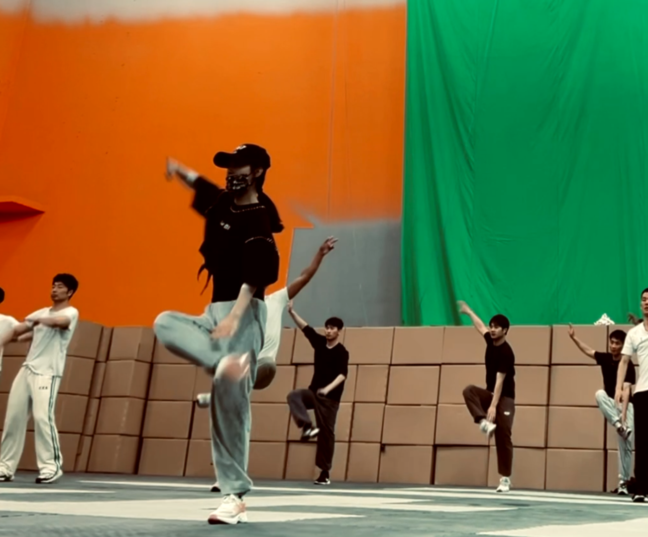 趙麗穎與工作人員一起跳毽子操。（翻攝自趙麗穎工作室微博）