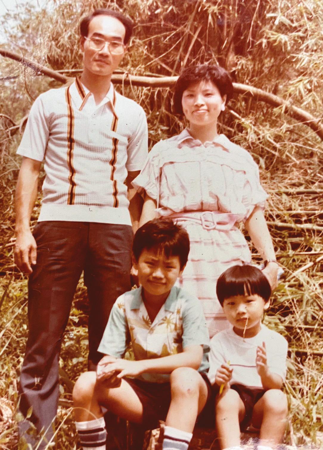 陳國金(後排左)創業隔年長子陳彥亨(前排左)出生,陳彥亨可說是跟公司一起長大。(陳彥亨提供)