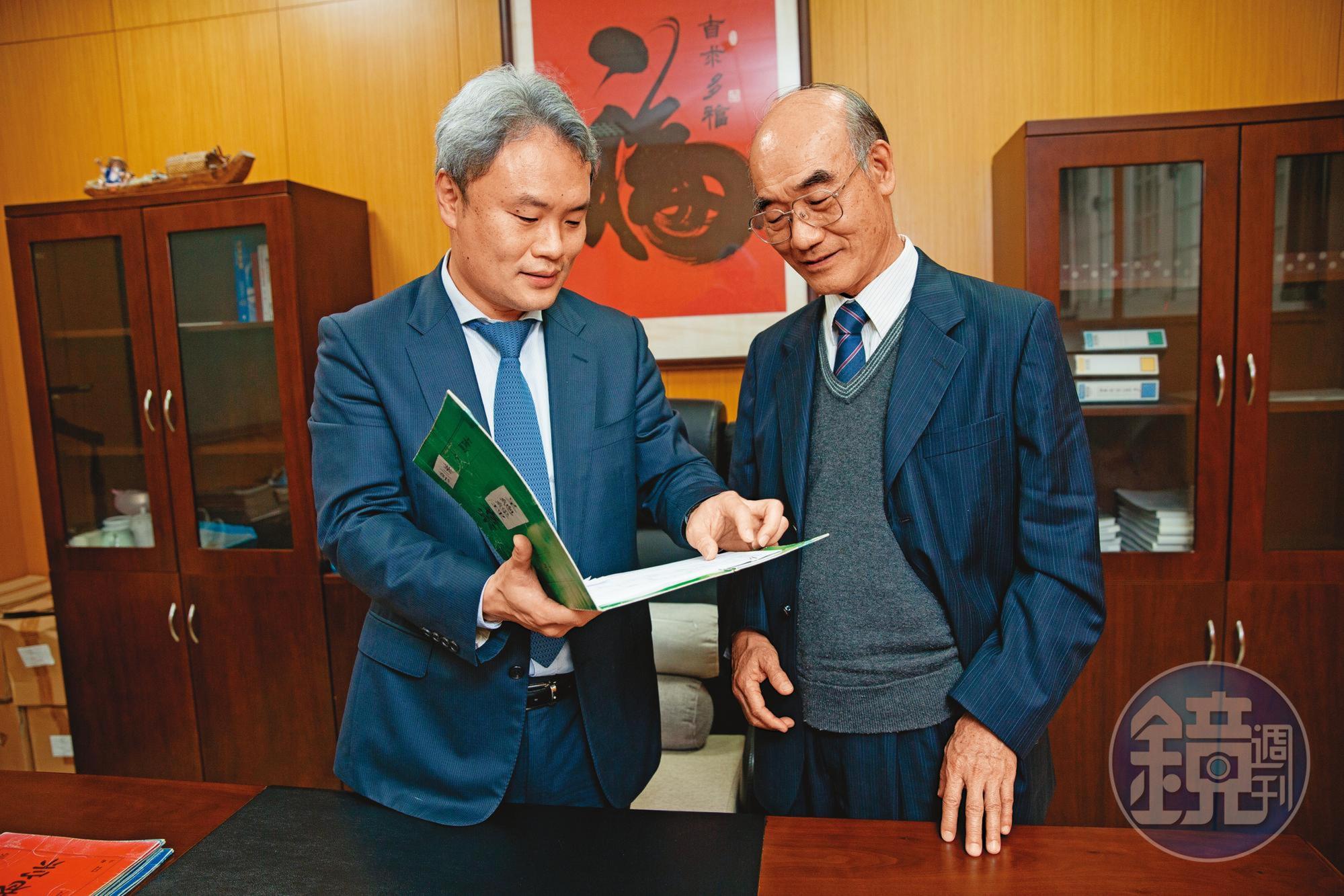陳國金(右)個性嚴謹,兒子陳彥亨(左)常在外跟客戶討論、應對,相對圓融一些。