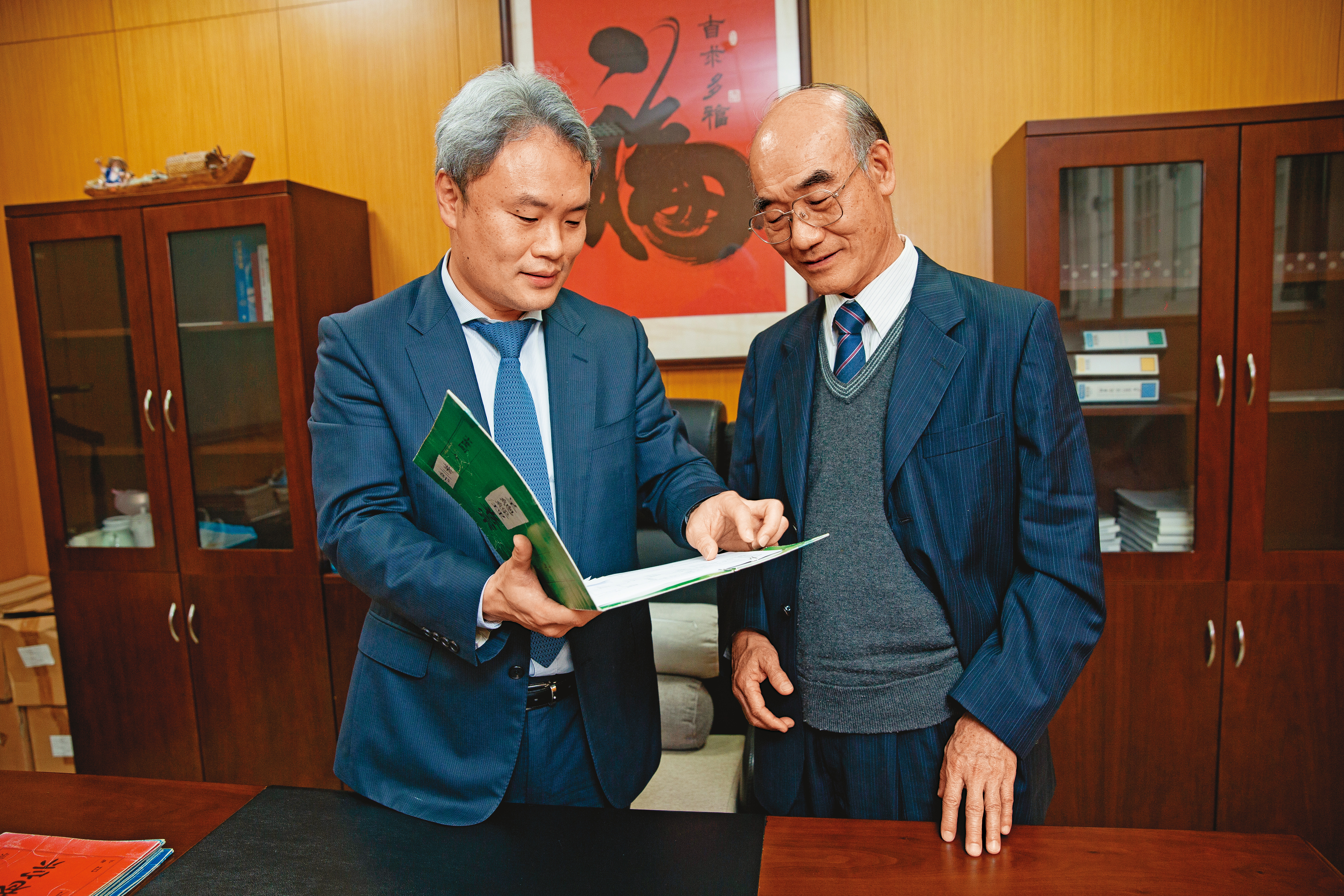 陳國金（右）個性嚴謹，兒子陳彥亨(左)常在外跟客戶討論、應對，相對圓融一些。