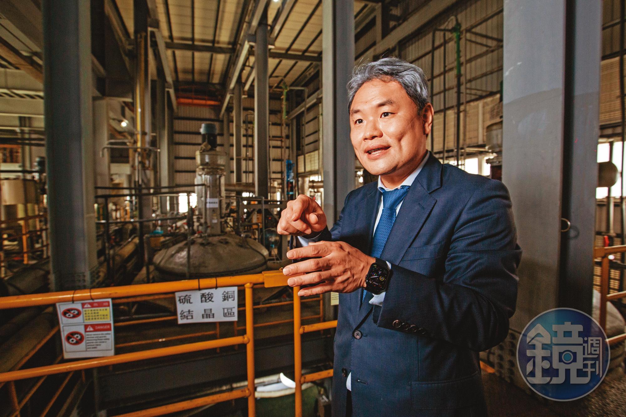 陳彥亨受父親影響選讀化工,他為了家人放棄出國深造,進入自家產業幫忙。