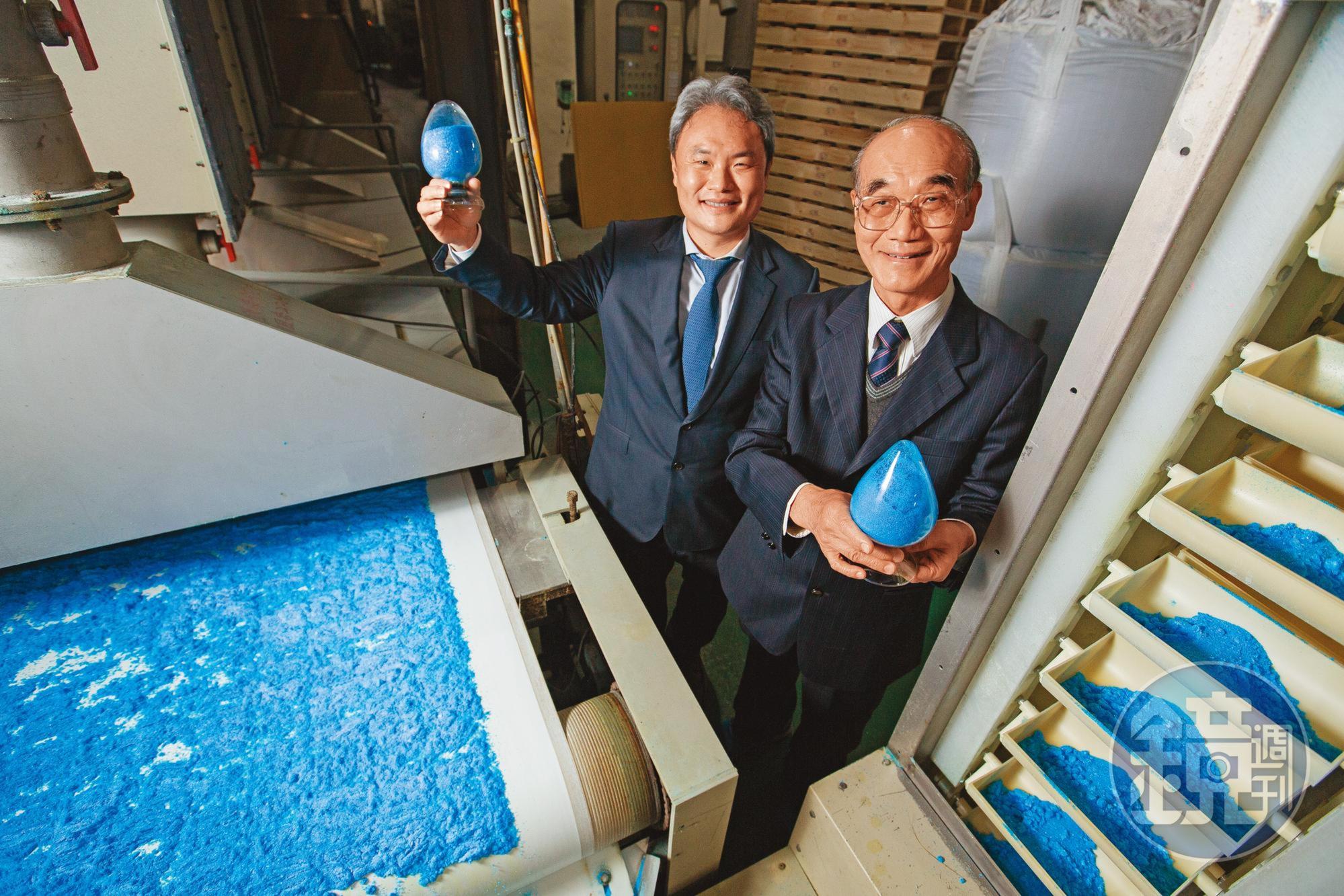 昶昕董事長陳國金(右)與總經理陳彥亨(左)父子2人都是化工本科系,利用所學不斷精進技術,從廢液中精煉出銅與錫,創造循環經濟的價值。