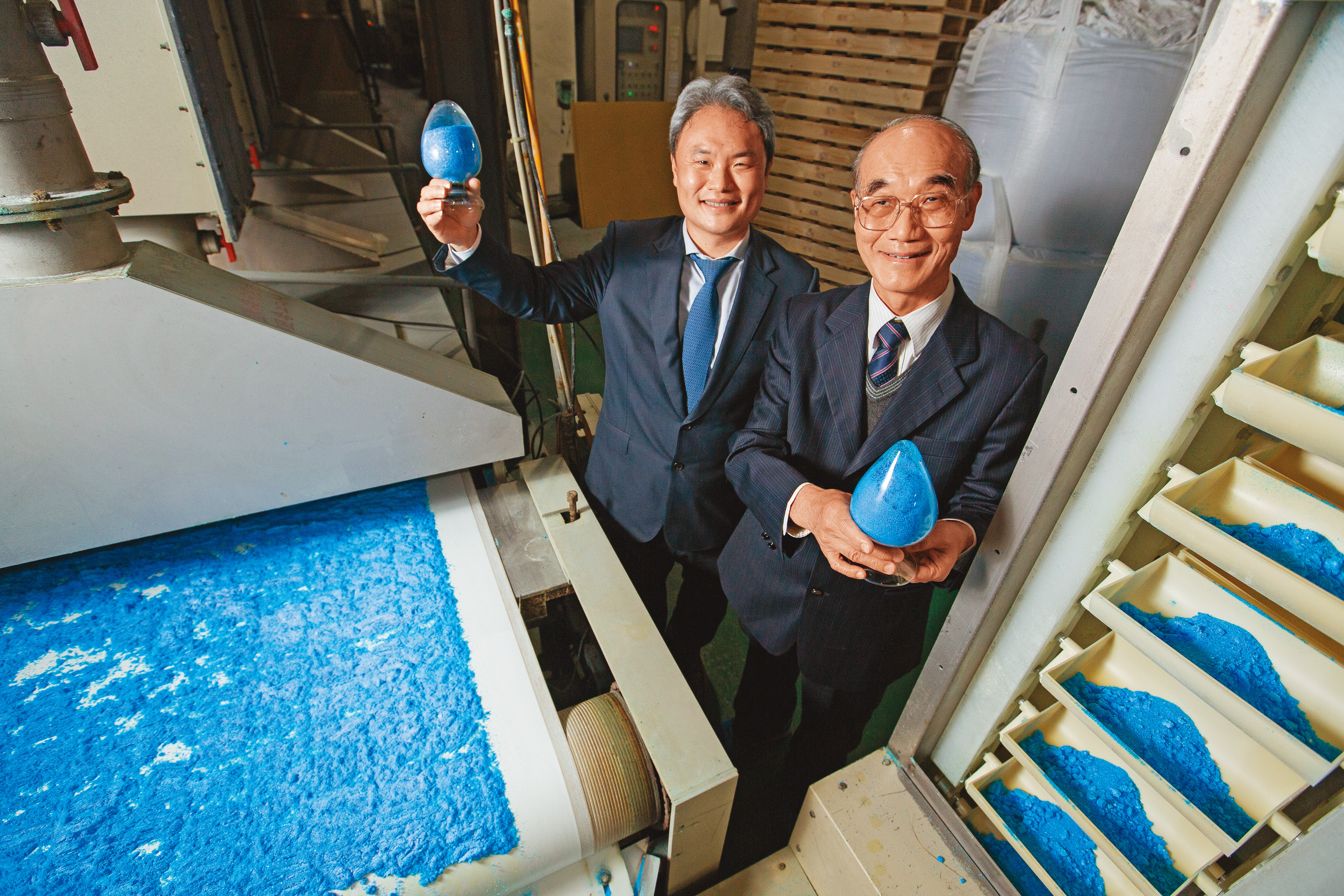 昶昕董事長陳國金（右）與總經理陳彥亨（左）父子2人都是化工本科系，利用所學不斷精進技術，從廢液中精煉出銅與錫，創造循環經濟的價值。