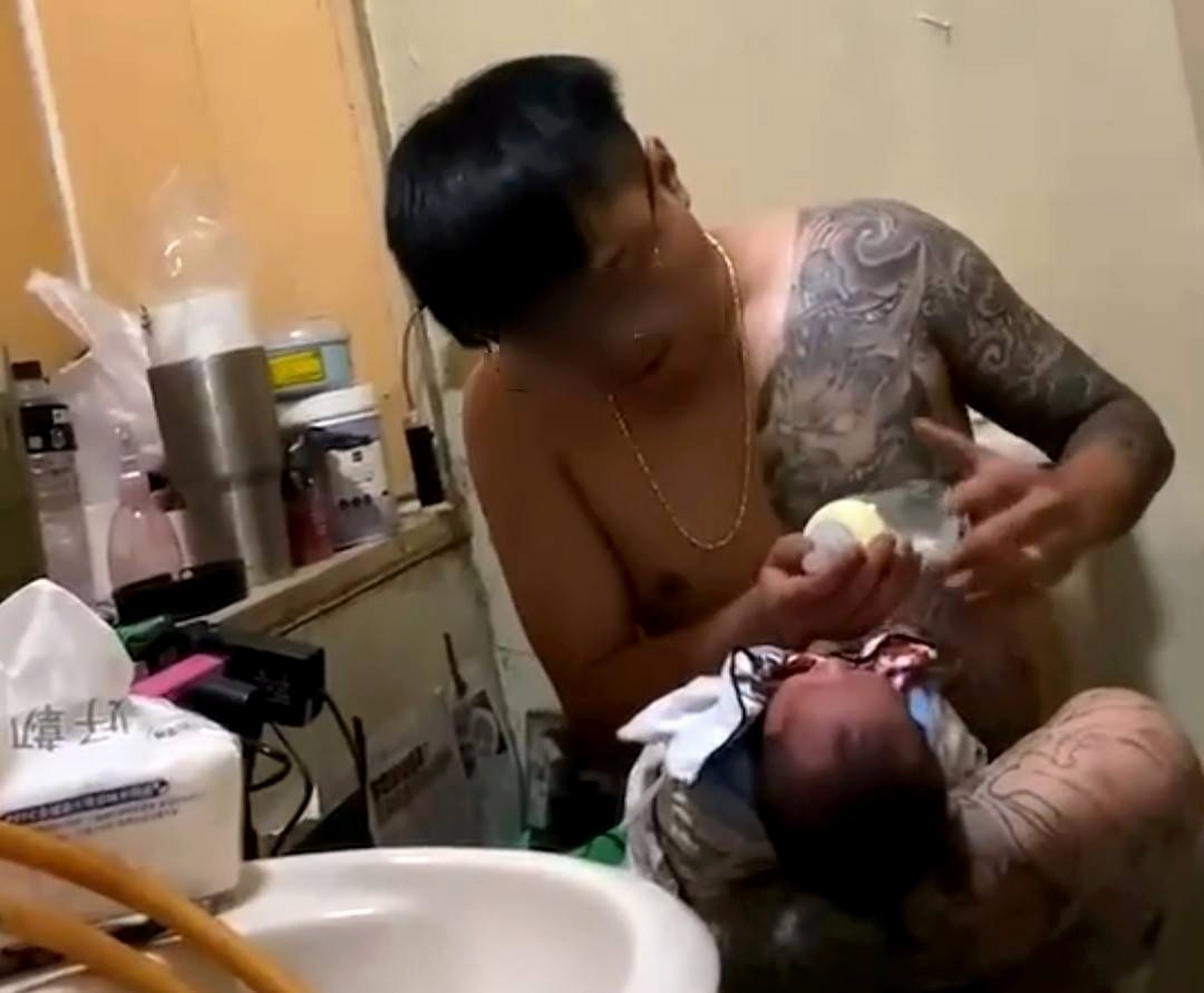 台南驚傳謝姓男子吸毒後虐打滿月男嬰，家人上網求救。（翻攝畫面）