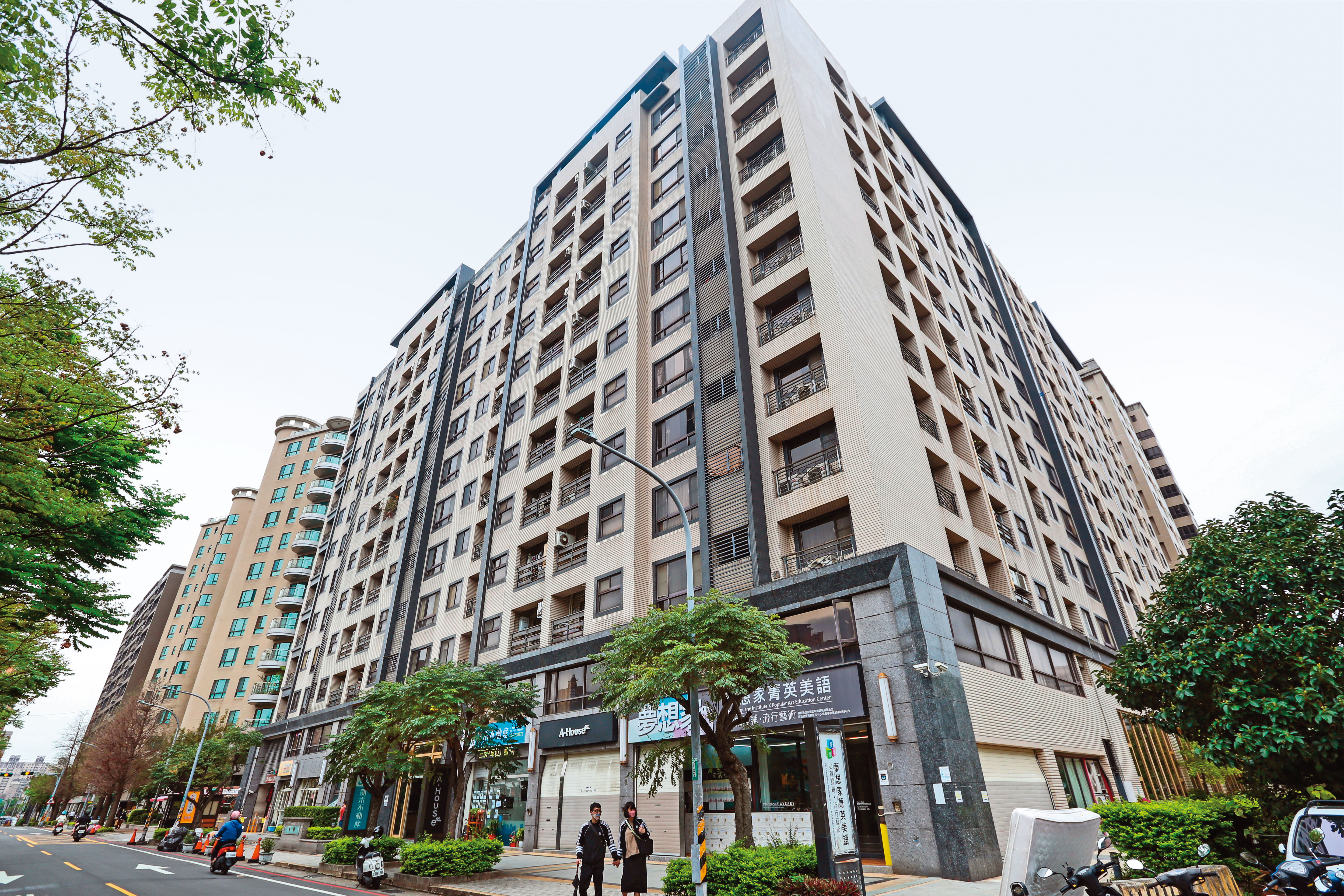 億萬房產集團主推的桃園社區型住宅,屋齡約10至20多年。