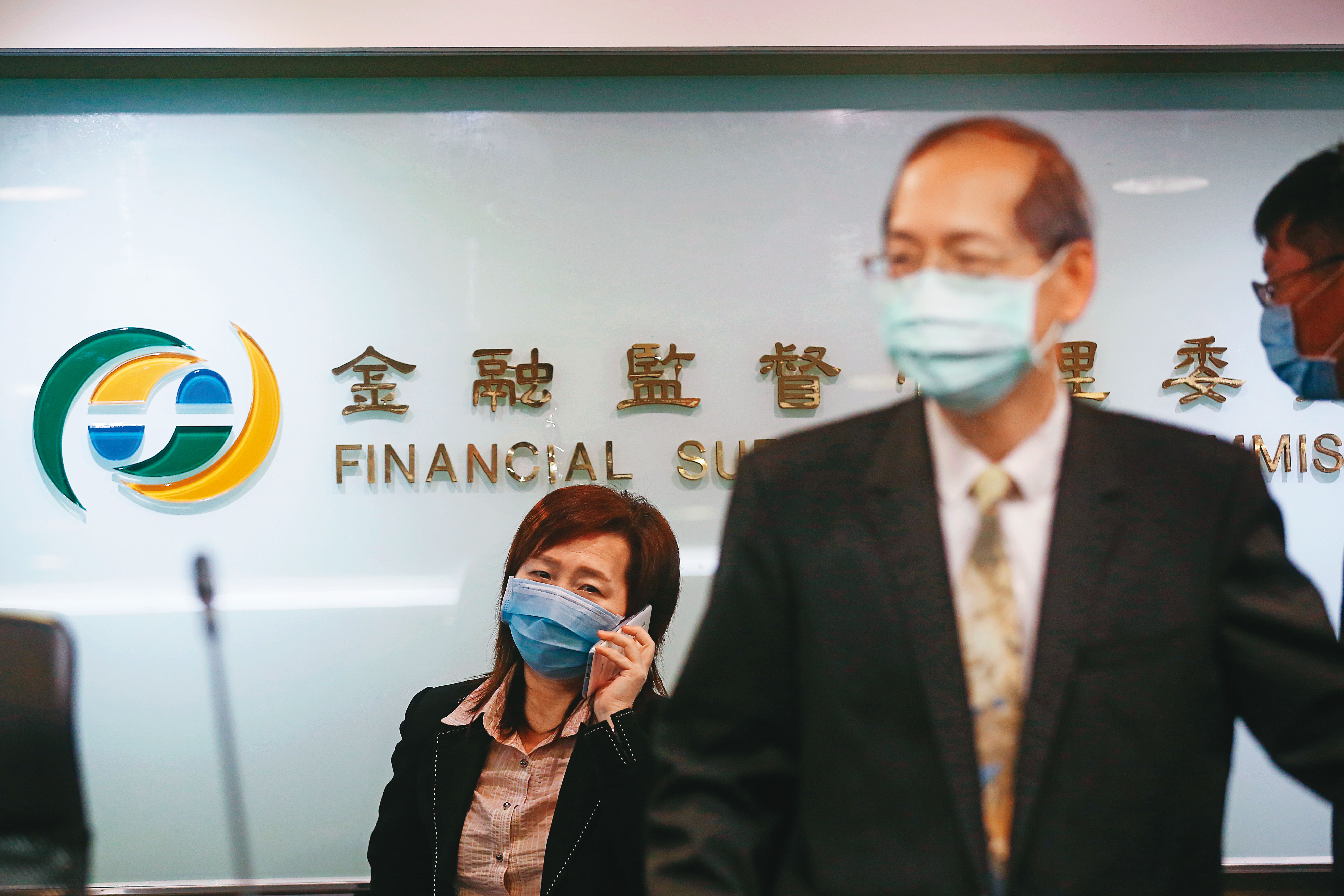 主管機關央行、金管會都告誡,房仲業者不當的借貸手段已違反規定。