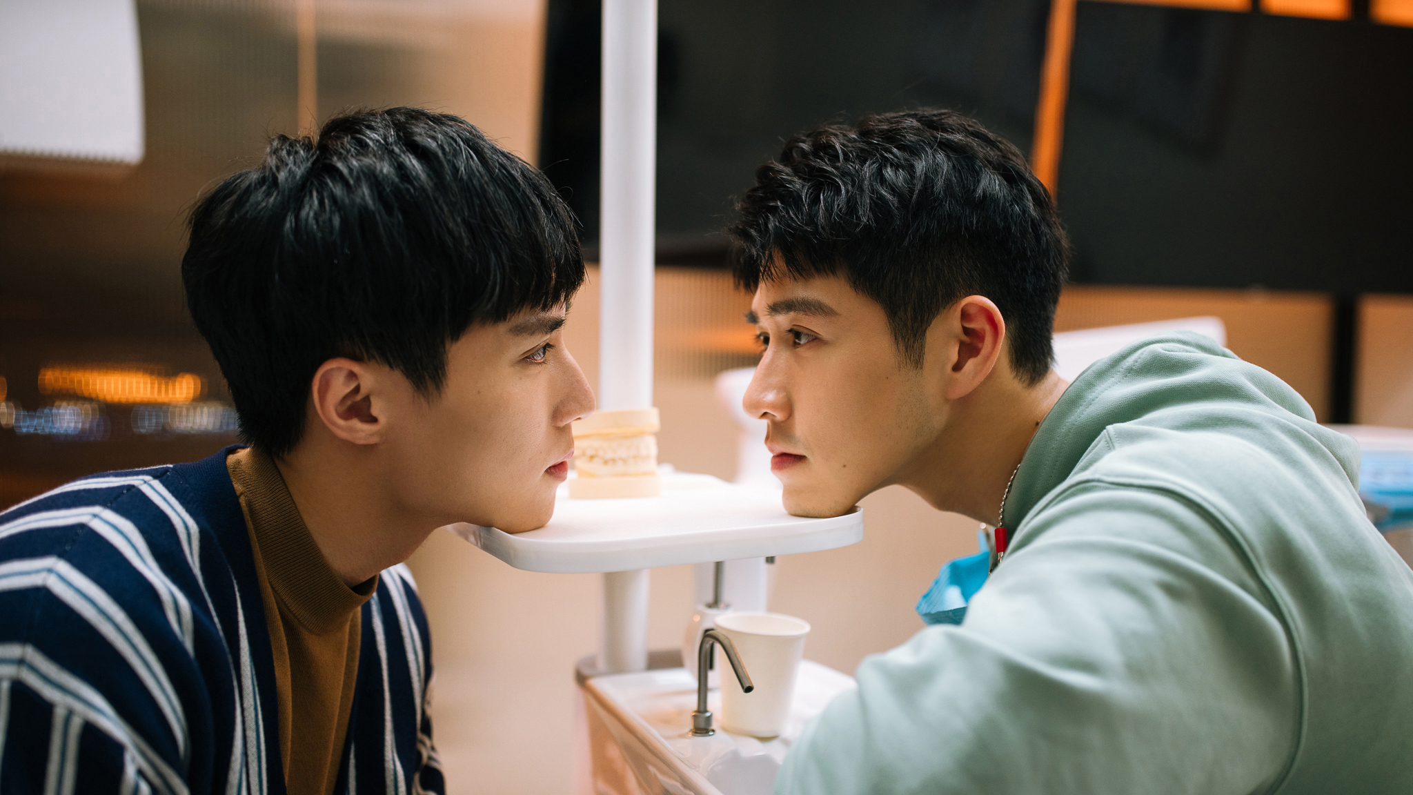 《我的牙想你》吳岳擎（右）角色個性外表陽光但內心孤獨，余晉則是牙醫界高冷。（結果娛樂提供）
