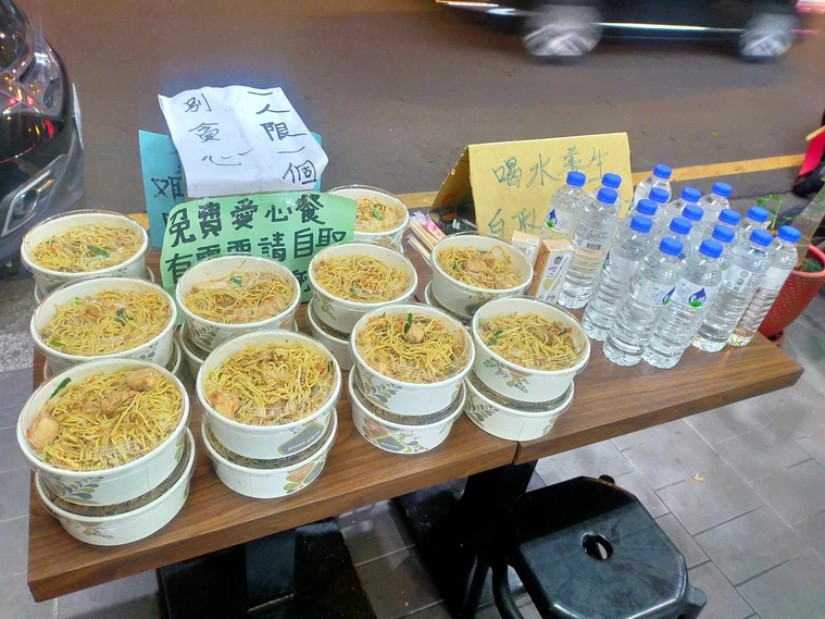 板橋一間店家會準備安心餐給有需要的人，卻遇到貪心的掃貨人。（翻攝自我是板橋人）