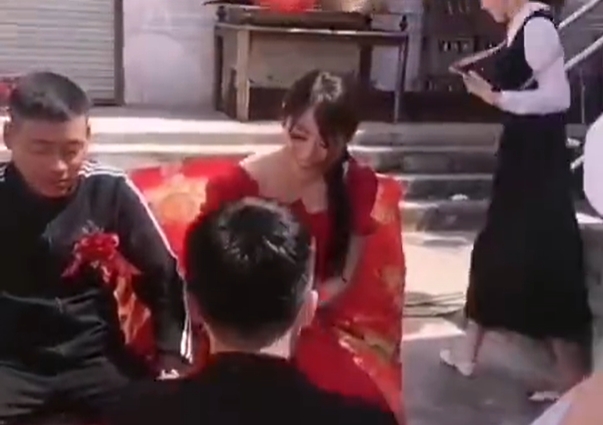 山東一名新郎在婚禮當天，因為被丈母娘的美貌給驚豔而笑場。（翻攝微博）