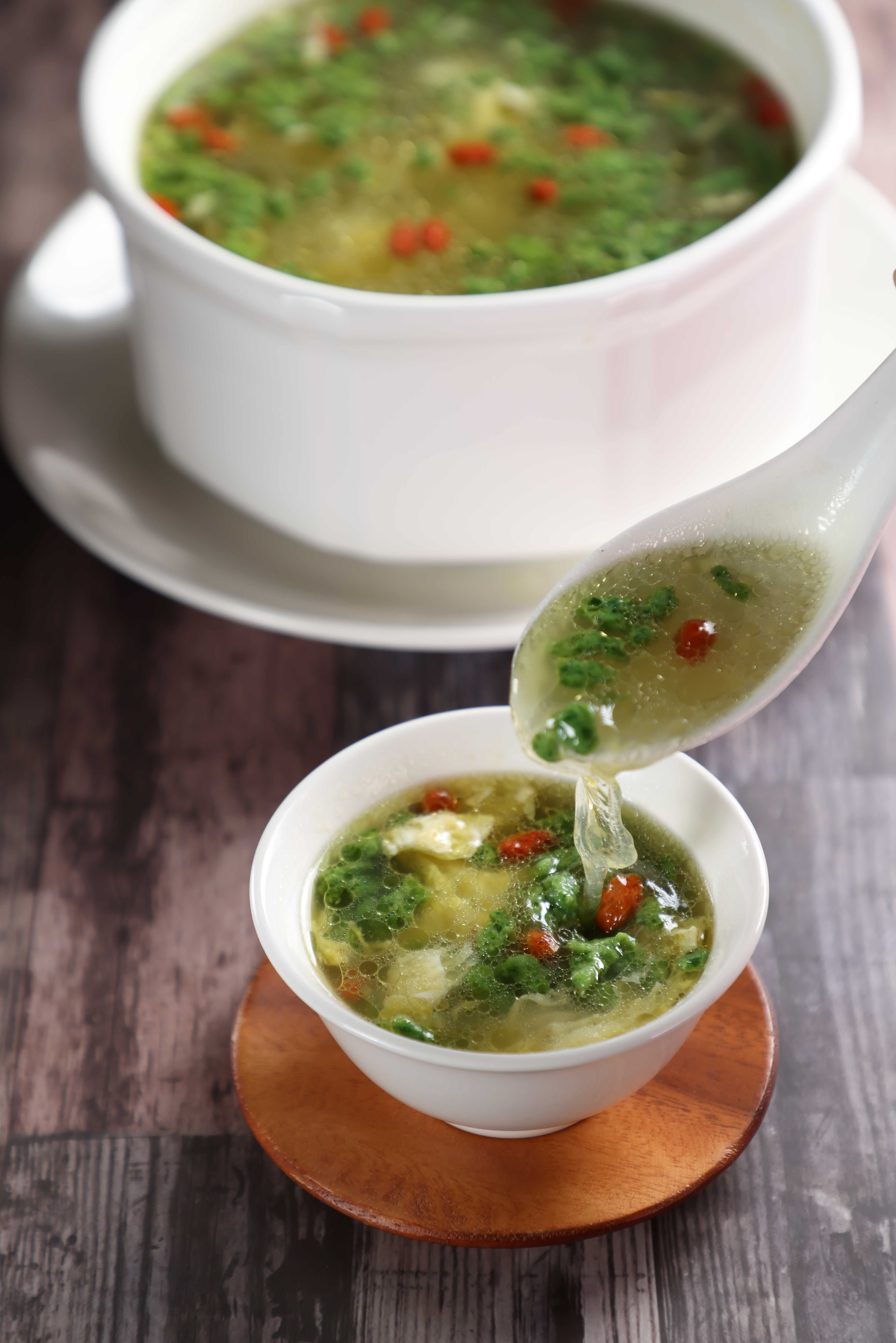「翡翠蛋花湯」使用雞肉、雞骨熬出湯底，清爽中不失厚度。（180元／份）