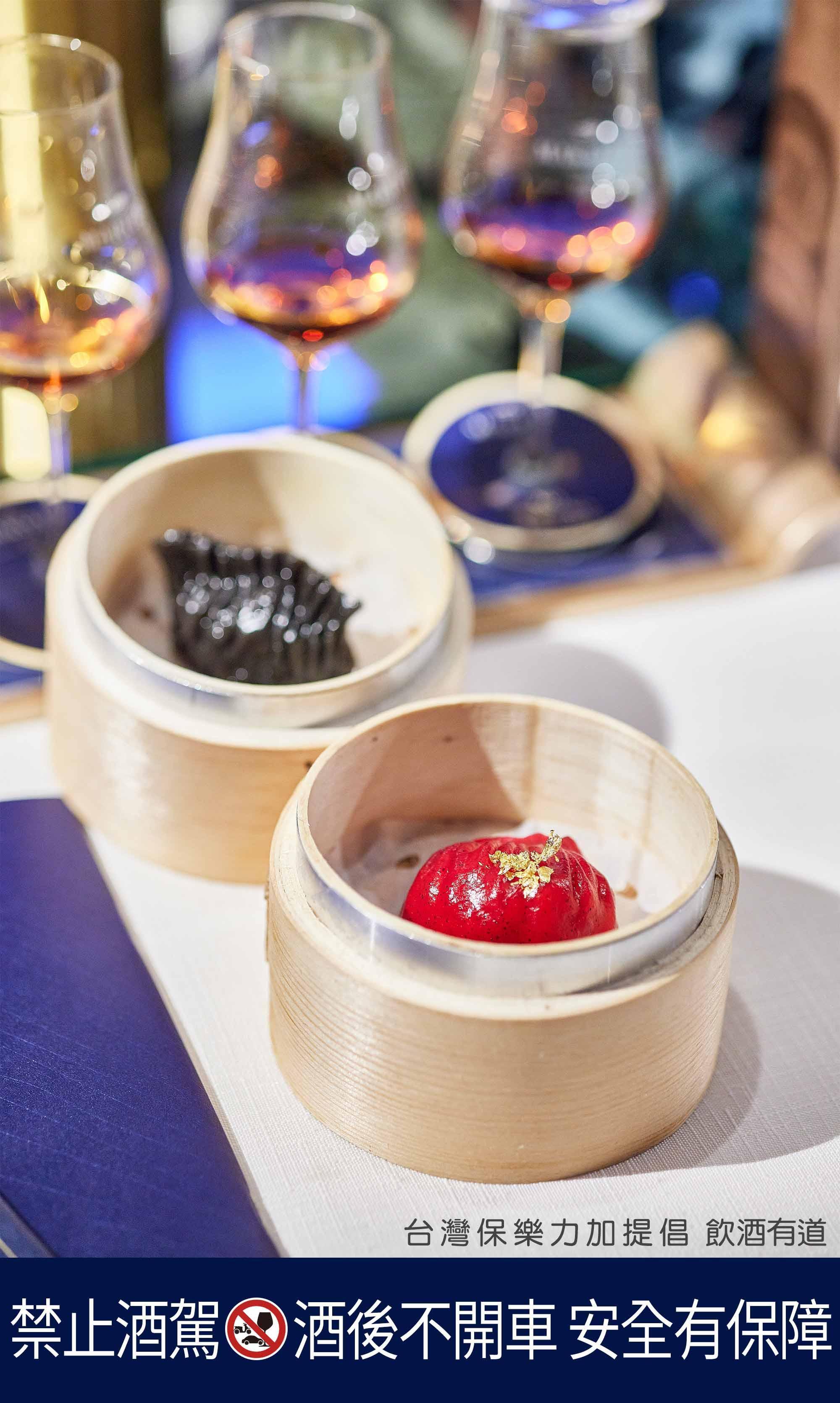 粵式料理不能缺少燒賣!黑金墨魚餃子、金箔火龍果餃不只賣相佳,咬下後的口感、香氣更是令人驚艷。