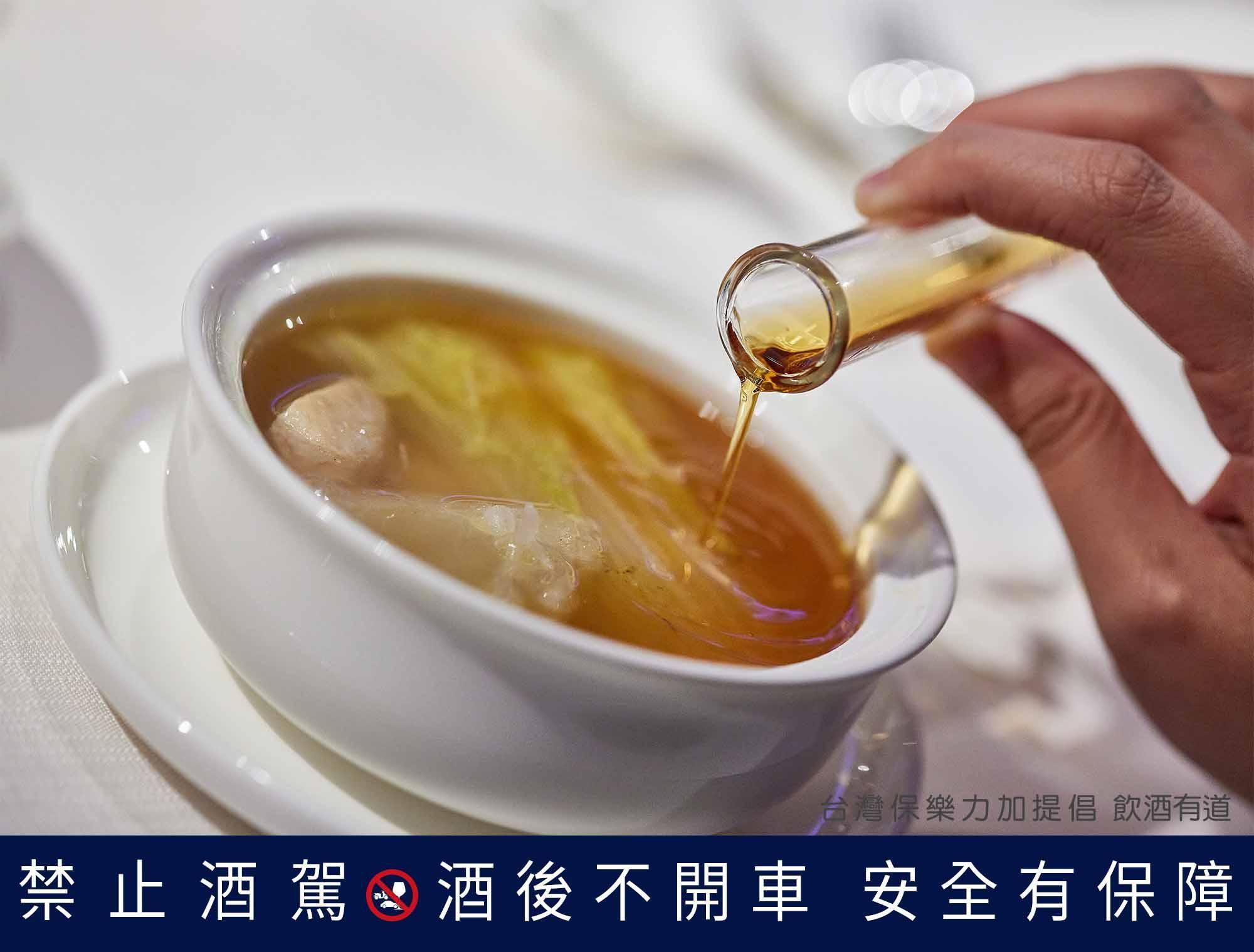 金華花膠菜膽燉雞的色澤不深,但是味道極為醇厚,加點馬爹利藍帶,更提升雞湯的層次。