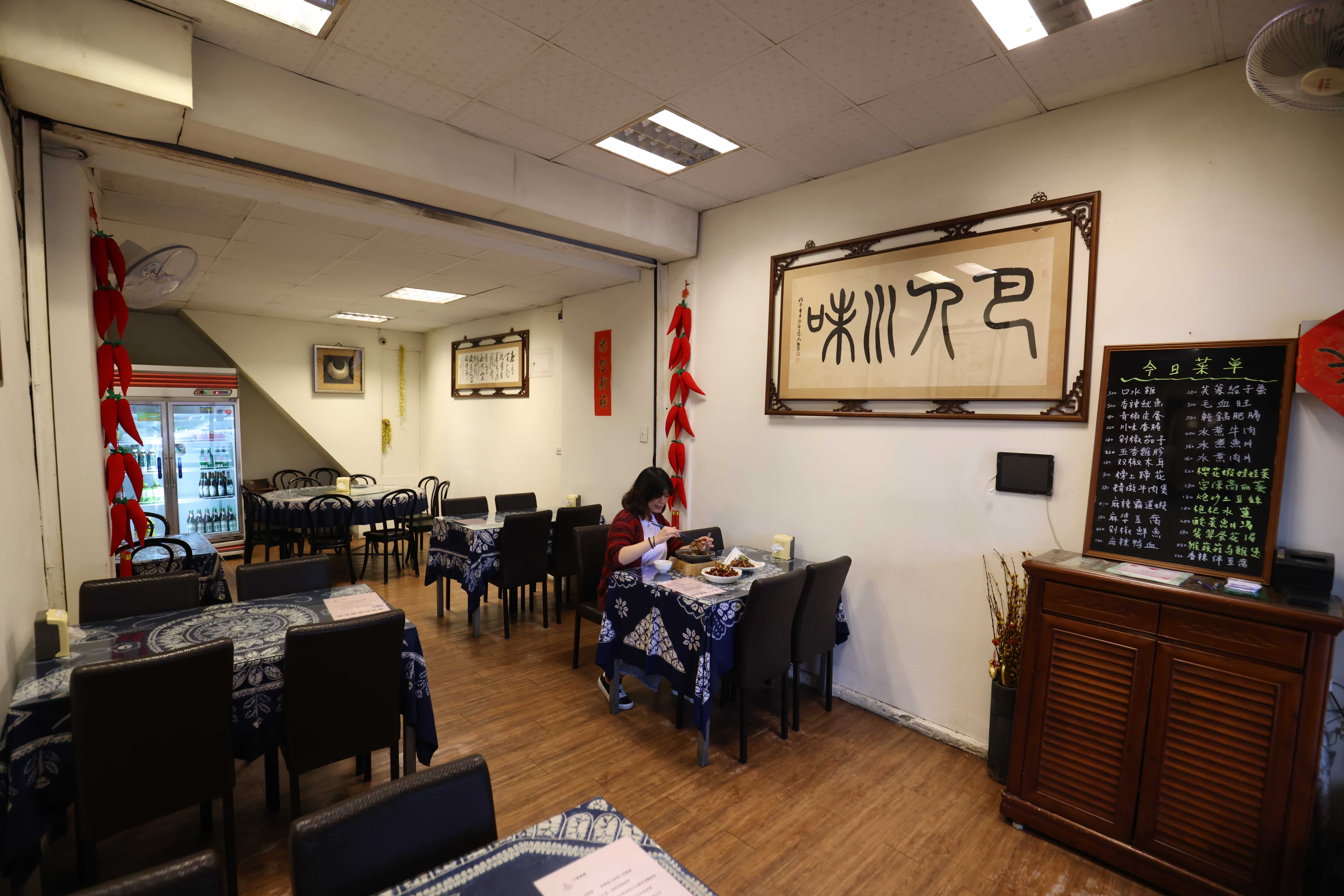 「巴人川味」內用位置不算多，但座位與座位間保有了相當舒適的距離。