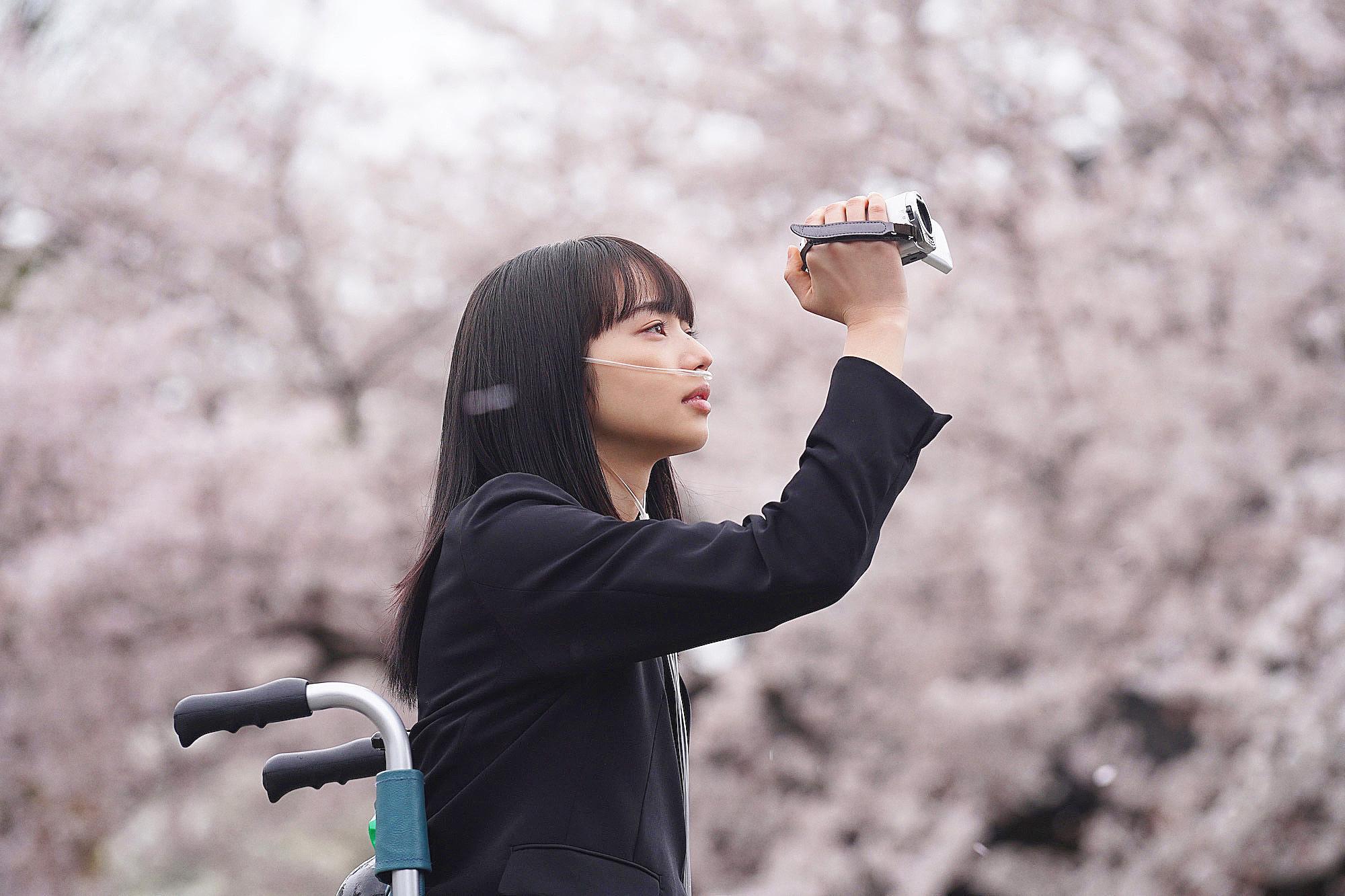 小松菜奈在新片《餘命10年》中飾演罹患絕症的女孩，為角色刻意減重。（車庫娛樂提供）