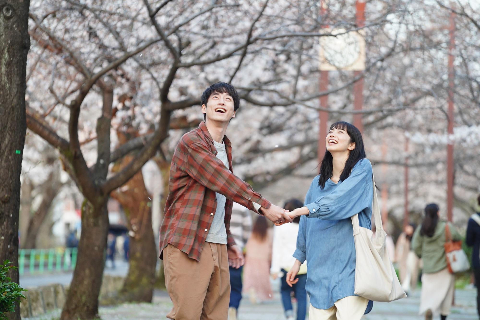 小松菜奈（右）因罹患絕症放棄戀愛，但遇到坂口健太郎後逐漸打開心房。（車庫娛樂提供）