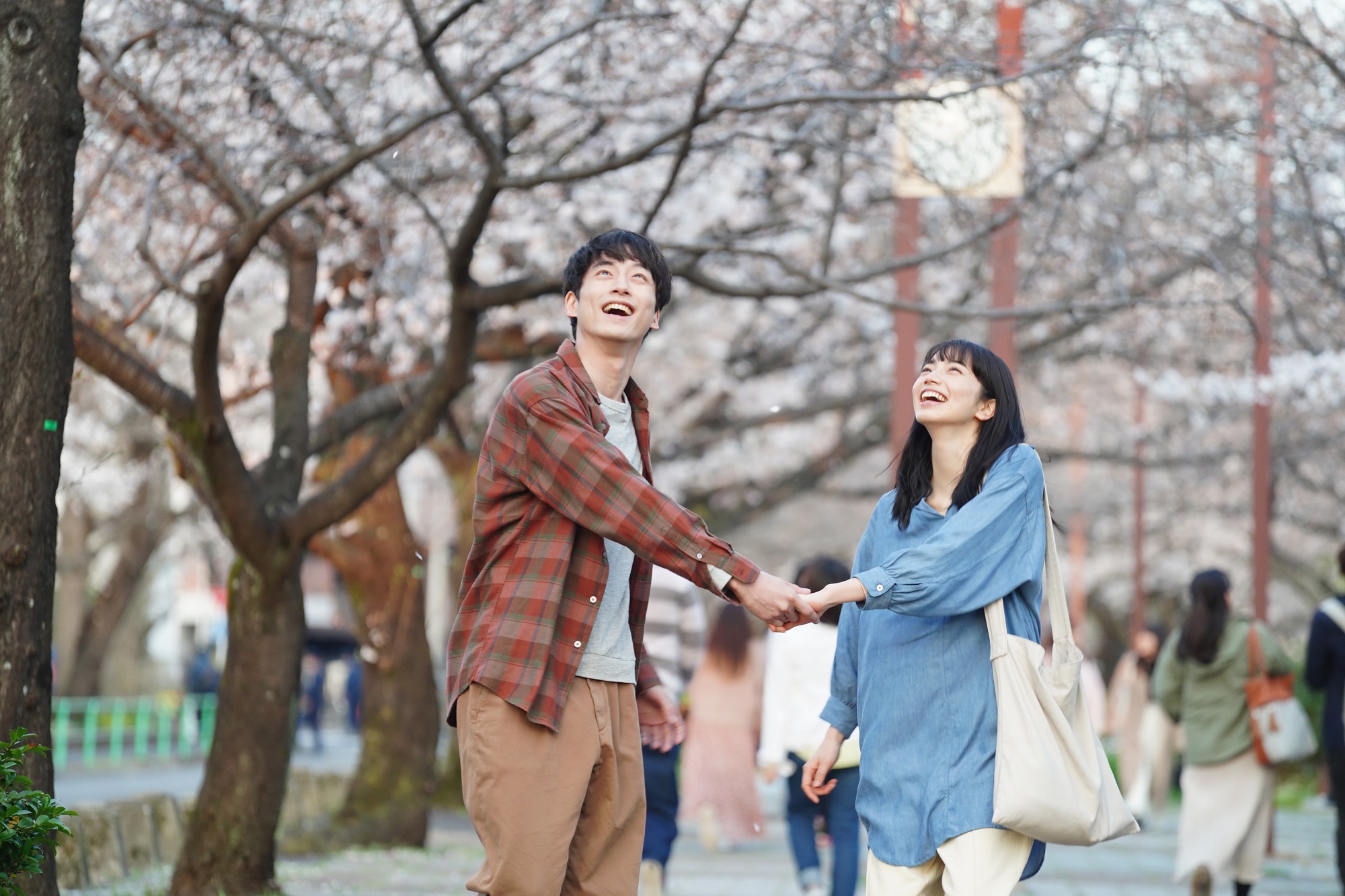 小松菜奈(右)因罹患絕症放棄戀愛,但遇到坂口健太郎後逐漸打開心房。(車庫娛樂提供)
