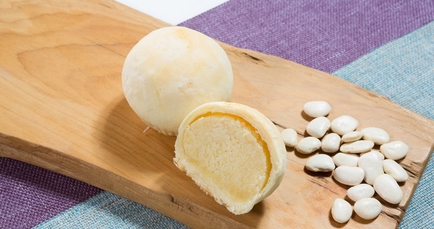 小月餅加入雙倍奶油混合白鳳豆沙、萊姆酒，尺寸方便人一次完食，熱賣至今46年。（57元／顆）