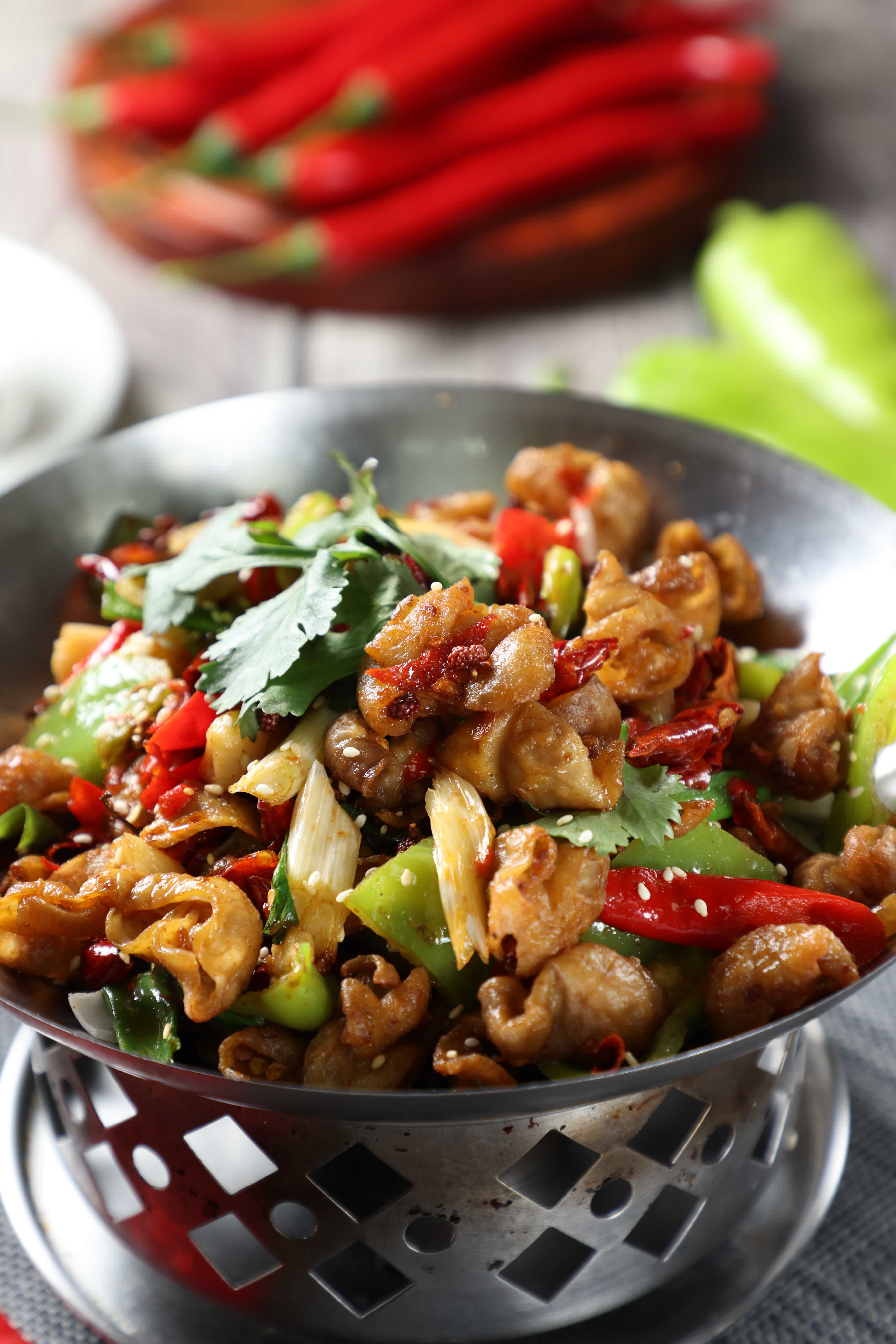 與鴨血雙搭的「鴛鴦麻婆豆腐」辛辣衝鼻，是白飯殺手。（150元／份）