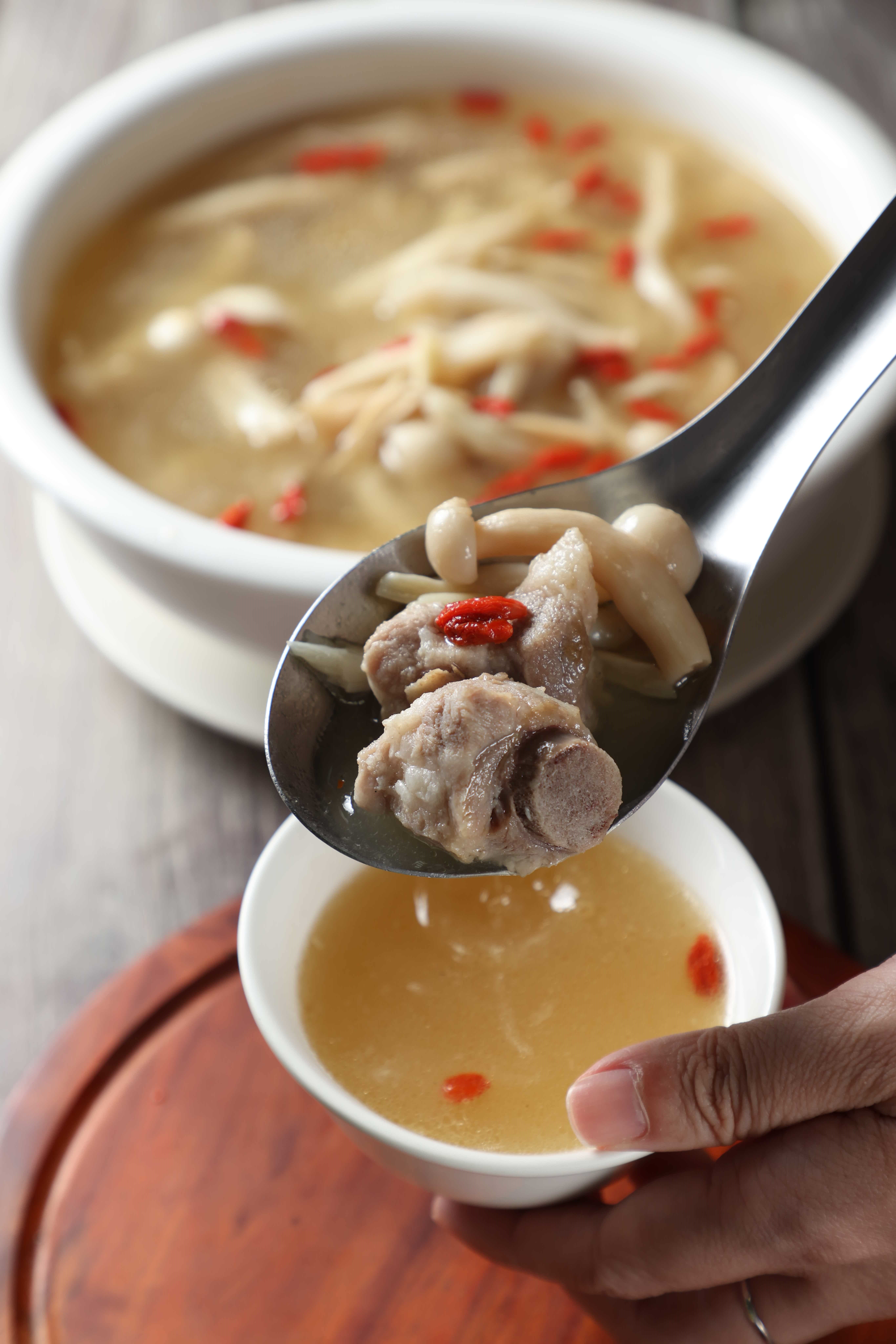  陽喬妹在廚房動作非常俐落，客人一桌桌點的菜也一項不落，記得很清楚。