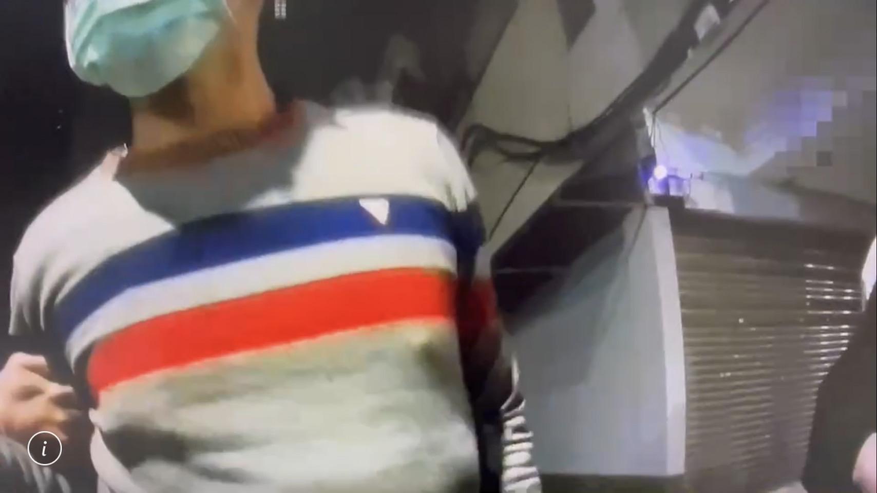 林男不聽勸阻還作勢逼近警員,警方隨後對空鳴槍示警。翻攝畫面